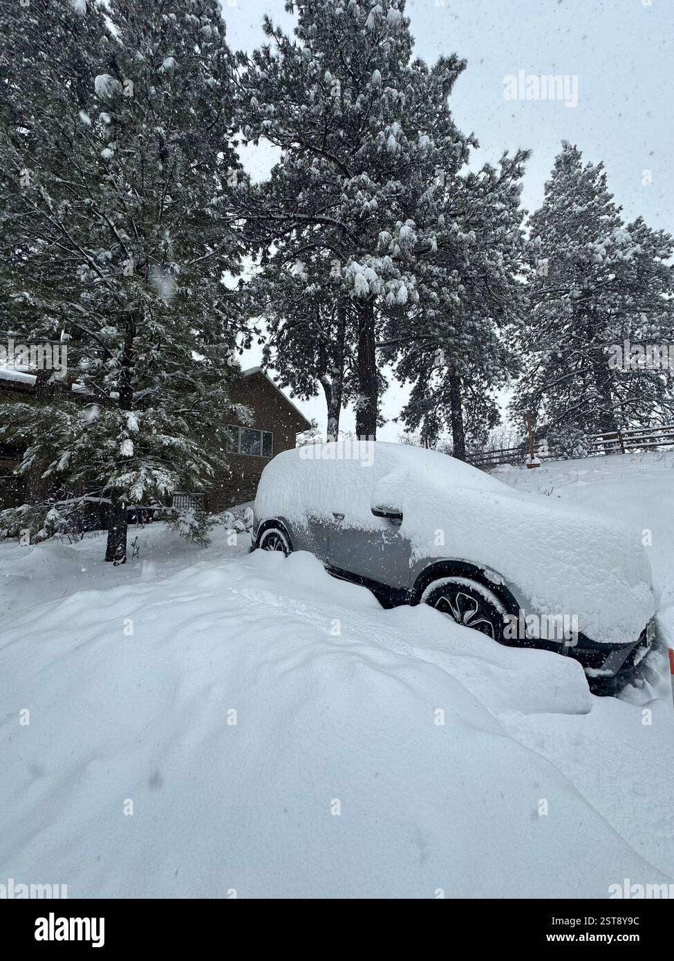 Un SUV argentato ha nevicato, un'auto sepolta in piedi di neve fresca, un veicolo bloccato in piedi di neve durante la bufera a Durango, Colorado, USA Foto Stock