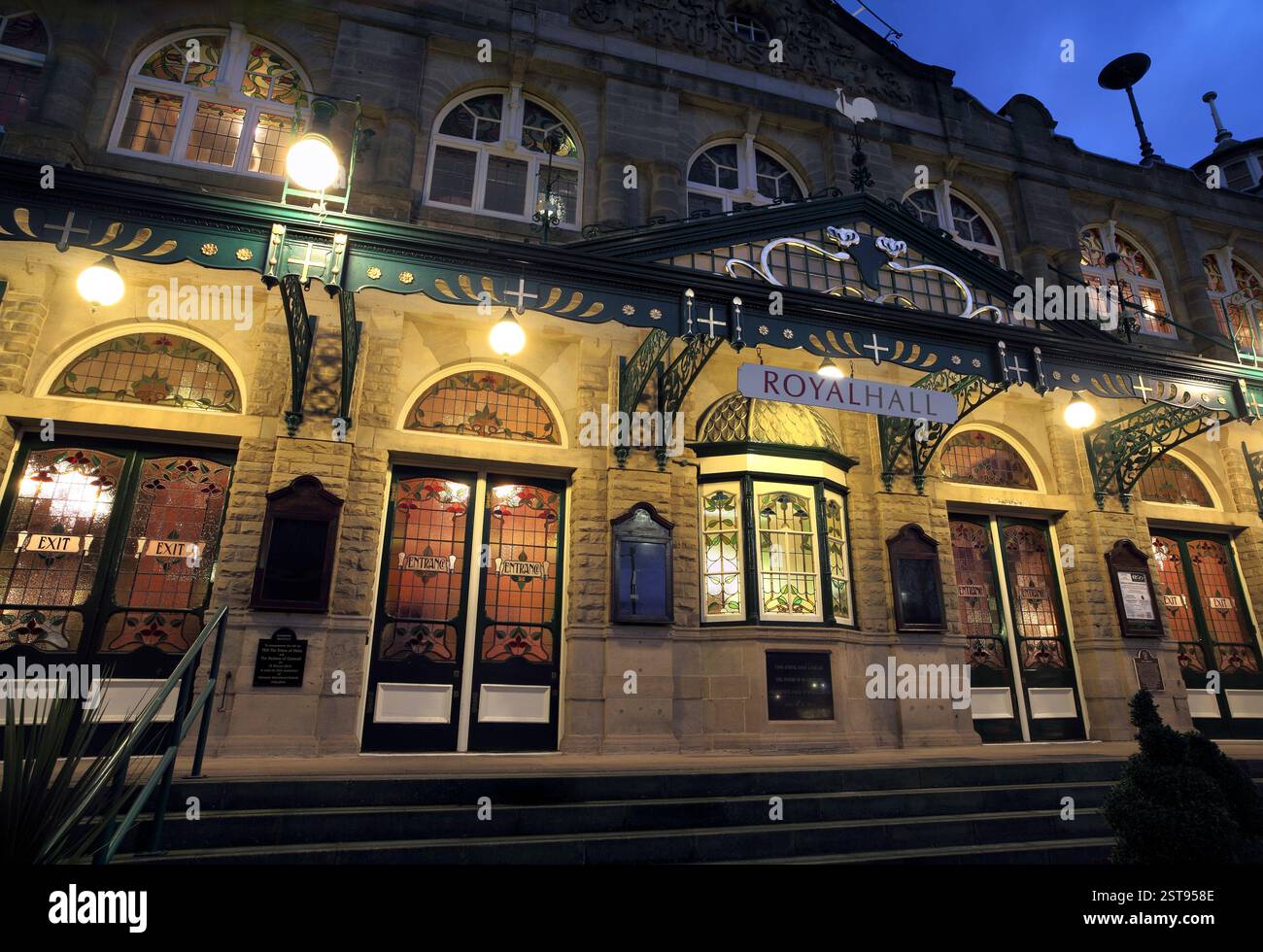 L'ingresso alla Royal Hall di Harrogate, con impressionanti vetri colorati in stile Art Nouveau nelle porte e nelle finestre. Foto Stock