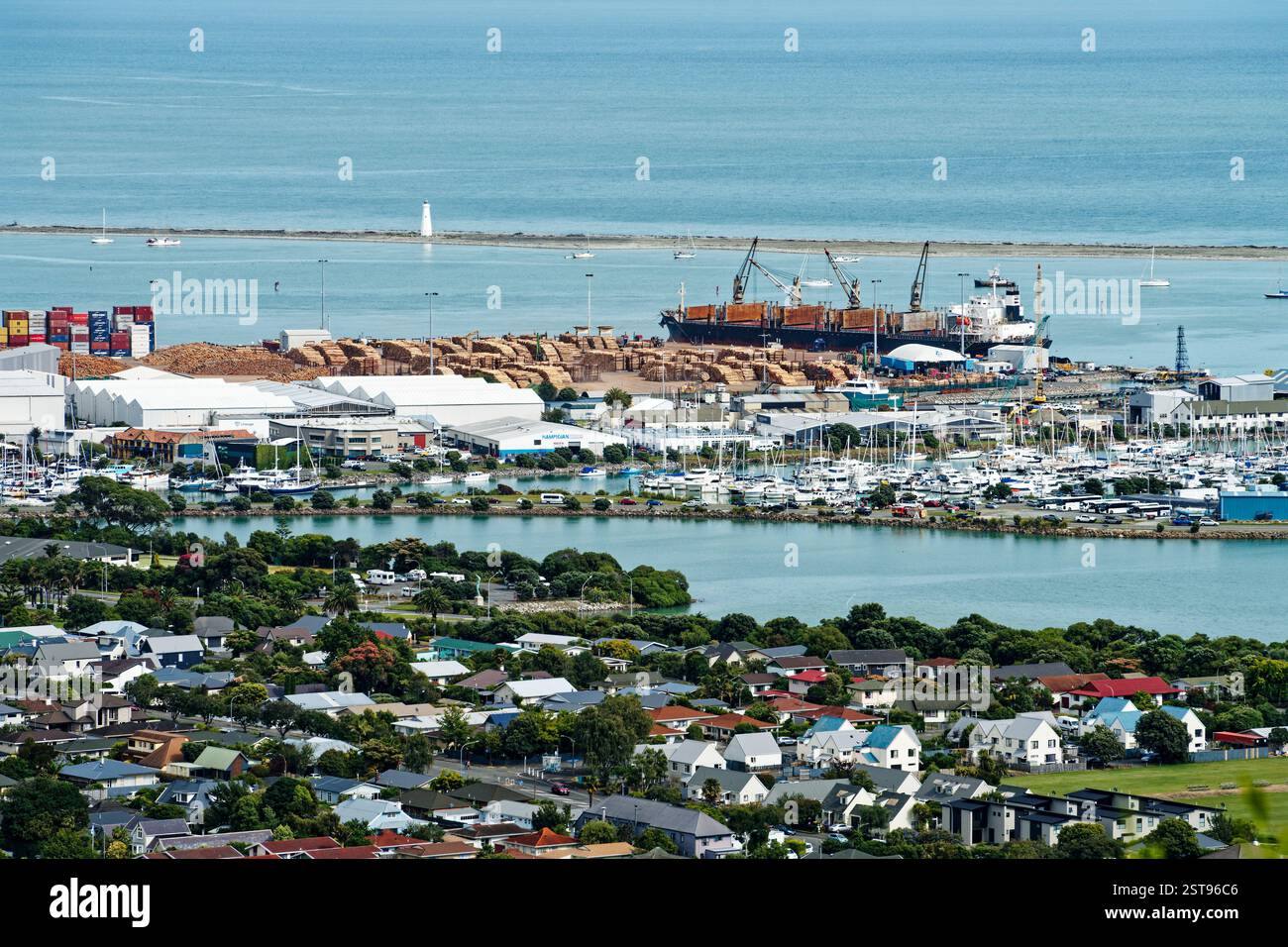 Nelson, Aotearoa / nuova Zelanda - 29 gennaio 2025: Veduta aerea di Port Nelson, dove una nave da carico viene caricata con legname di pino neozelandese. Foto Stock