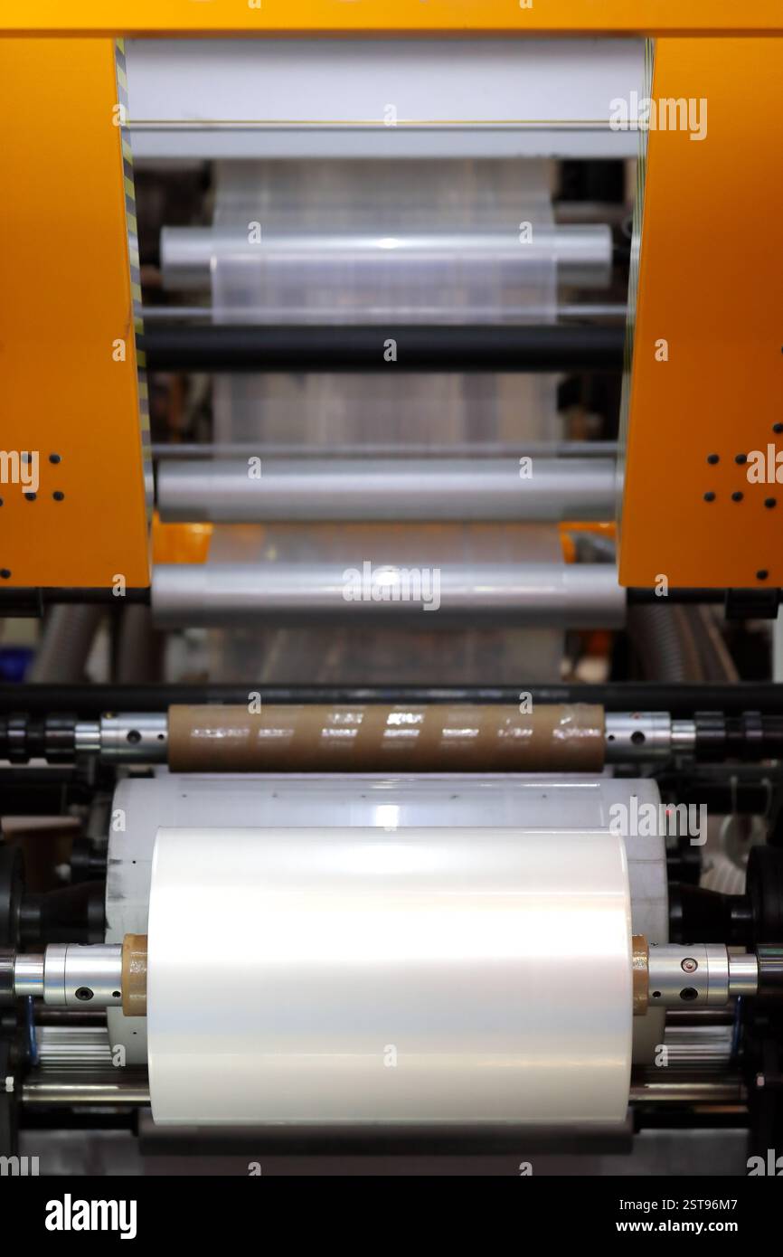 Unità di avvolgimento della macchina per estrusione di film soffiato per la produzione di sacchetti di T-shirt. Messa a fuoco selettiva. Foto Stock