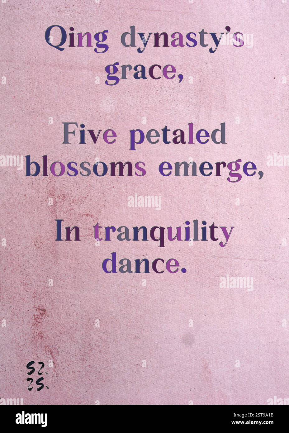 La grazia della dinastia Qing, cinque fiori di petalo emergono, in una danza di tranquillità. La Gilda degli scrittori d'argento di Beatriz Lima. Arte di Zsuzsa Szikra. Poetry Art Print, Triplumes è una forma poetica unica ispirata al tradizionale haiku, composta da tre righe che catturano momenti di chiarezza, emozione e approfondimento. Nella nostra collezione abbracciamo la libertà del linguaggio, dove la fusione delle parole e la rimozione dei trattini è più di una scelta stilistica: È un modo per trasmettere unità e vicinanza tra le idee, creando un'espressione fluida e compatta che risuona con i ritmi della vita moderna. Foto Stock