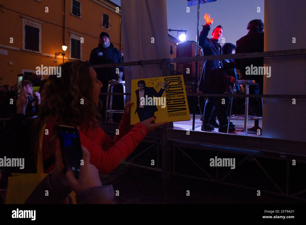 Carrara, massa-Carrara, Toscana, Italia, 15 febbraio, 2020, il cantautore Francesco Gabbani dopo il Festival di Sanremo torna nella sua città natale di Carrara per incontrare i suoi fan e concittadini di tutte le età per le copie delle compilation musicali, la folla che aspetta lungo le strade e per riempire Piazza Alberica, anche il parroco della Cattedrale di Carrara scende sulla piazza per salutare il cantante. Crediti: Paolo Maggiani/Alamy Live News Foto Stock