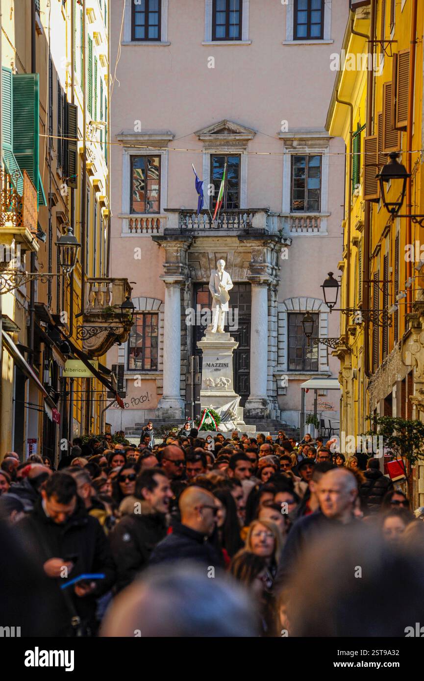 Carrara, massa-Carrara, Toscana, Italia, 15 febbraio, 2020, il cantautore Francesco Gabbani dopo il Festival di Sanremo torna nella sua città natale di Carrara per incontrare i suoi fan e concittadini di tutte le età per le copie delle compilation musicali, la folla che aspetta lungo le strade e per riempire Piazza Alberica, anche il parroco della Cattedrale di Carrara scende sulla piazza per salutare il cantante. Crediti: Paolo Maggiani/Alamy Live News Foto Stock