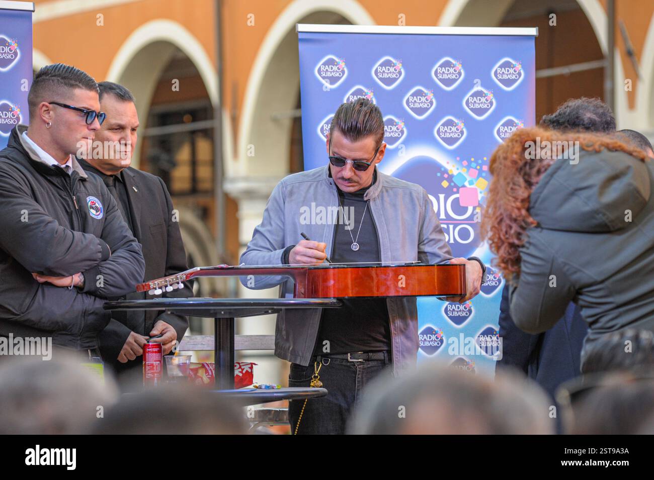 Carrara, massa-Carrara, Toscana, Italia, 15 febbraio, 2020, il cantautore Francesco Gabbani dopo il Festival di Sanremo torna nella sua città natale di Carrara per incontrare i suoi fan e concittadini di tutte le età per le copie delle compilation musicali, la folla che aspetta lungo le strade e per riempire Piazza Alberica, anche il parroco della Cattedrale di Carrara scende sulla piazza per salutare il cantante. Crediti: Paolo Maggiani/Alamy Live News Foto Stock
