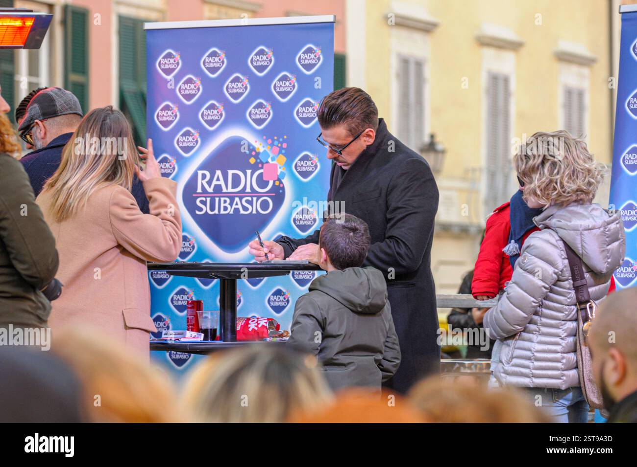 Carrara, massa-Carrara, Toscana, Italia, 15 febbraio, 2020, il cantautore Francesco Gabbani dopo il Festival di Sanremo torna nella sua città natale di Carrara per incontrare i suoi fan e concittadini di tutte le età per le copie delle compilation musicali, la folla che aspetta lungo le strade e per riempire Piazza Alberica, anche il parroco della Cattedrale di Carrara scende sulla piazza per salutare il cantante. Crediti: Paolo Maggiani/Alamy Live News Foto Stock