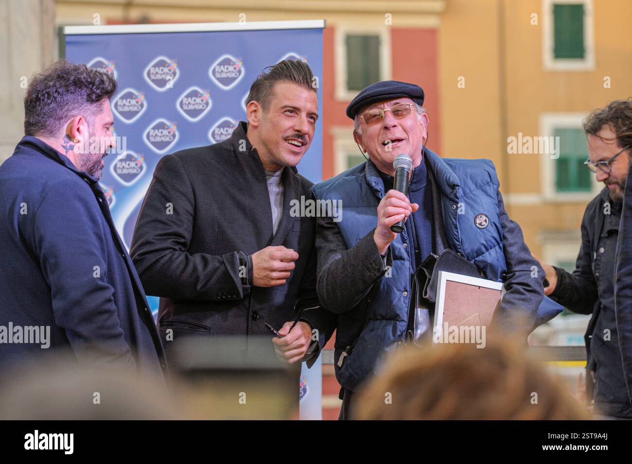 Carrara, massa-Carrara, Toscana, Italia, 15 febbraio, 2020, il cantautore Francesco Gabbani dopo il Festival di Sanremo torna nella sua città natale di Carrara per incontrare i suoi fan e concittadini di tutte le età per le copie delle compilation musicali, la folla che aspetta lungo le strade e per riempire Piazza Alberica, anche il parroco della Cattedrale di Carrara scende sulla piazza per salutare il cantante. Crediti: Paolo Maggiani/Alamy Live News Foto Stock