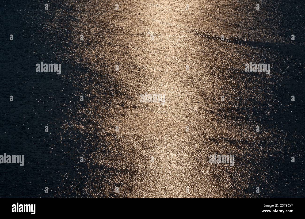 Due reami: Luce e ombra sull'acqua Foto Stock