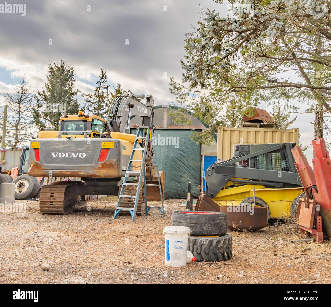 paesaggio pieno di attrezzature da costruzione usate Foto Stock