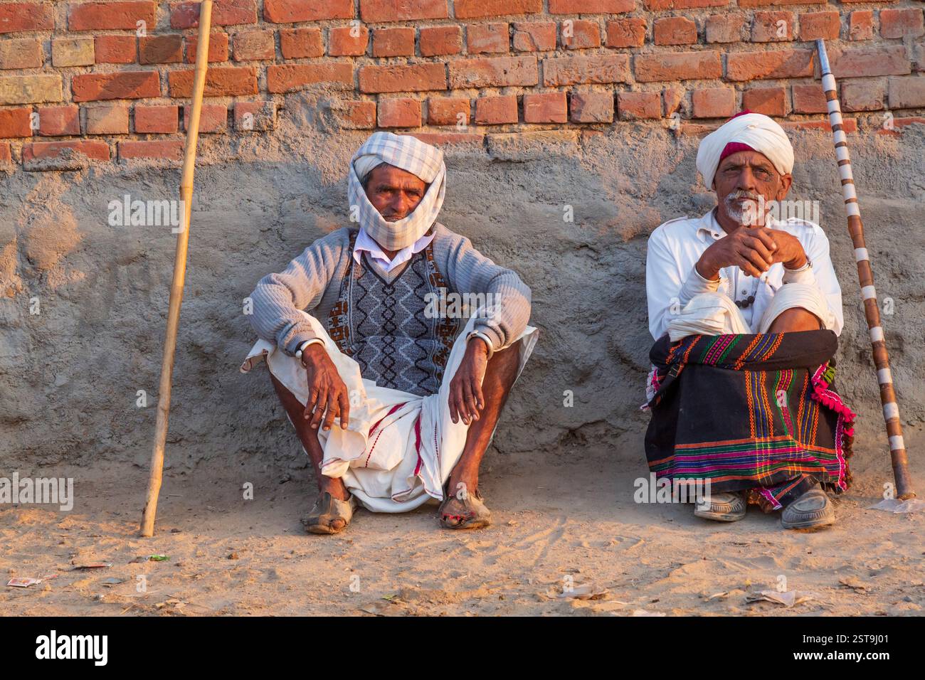 24 novembre 2017. Asia, India, Gujarat settentrionale. Rann. Kankrej Taluka. Kankrej . Anziani del villaggio in attesa di lavoro sul lato della strada. Foto Stock