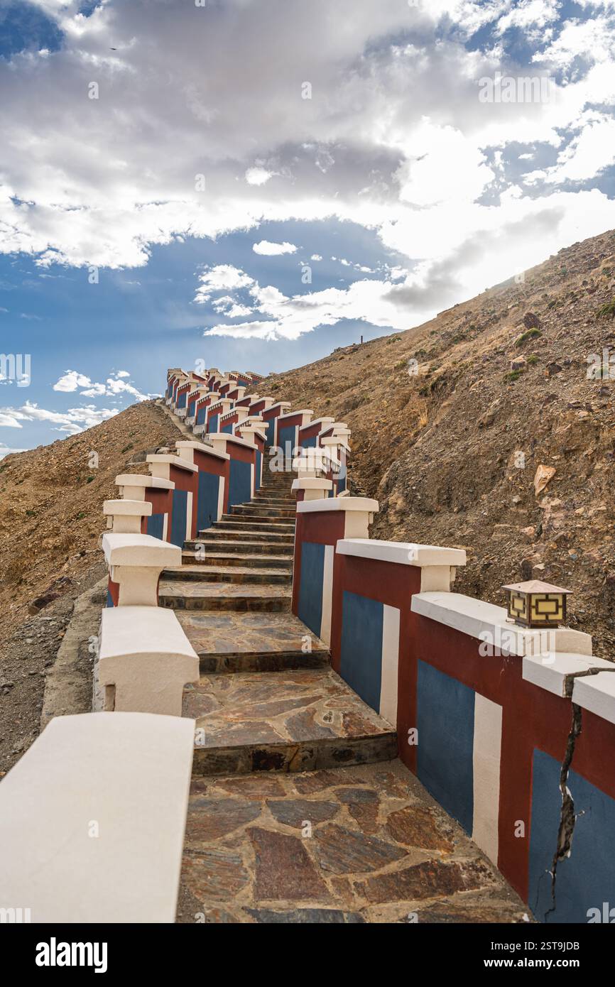 Architettura tibetana. Il monastero di Sakya è una meta turistica e di pellegrinaggio. La sua struttura religiosa è influenzata dallo stile mongolo. Foto Stock