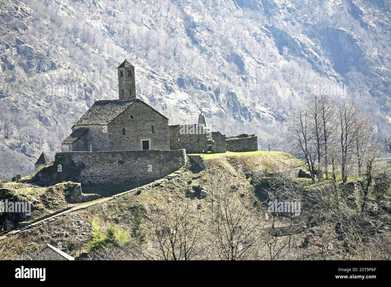 Castello di Santa Maria, storica chiesa romanica, Giornico, Canton Ticino, Svizzera, Europa Foto Stock