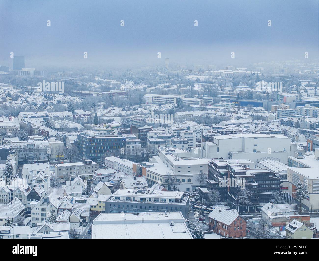 Panorama cittadino coperto di neve con un'atmosfera tranquilla e invernale, Sindelfingen, Germania, Europa Foto Stock