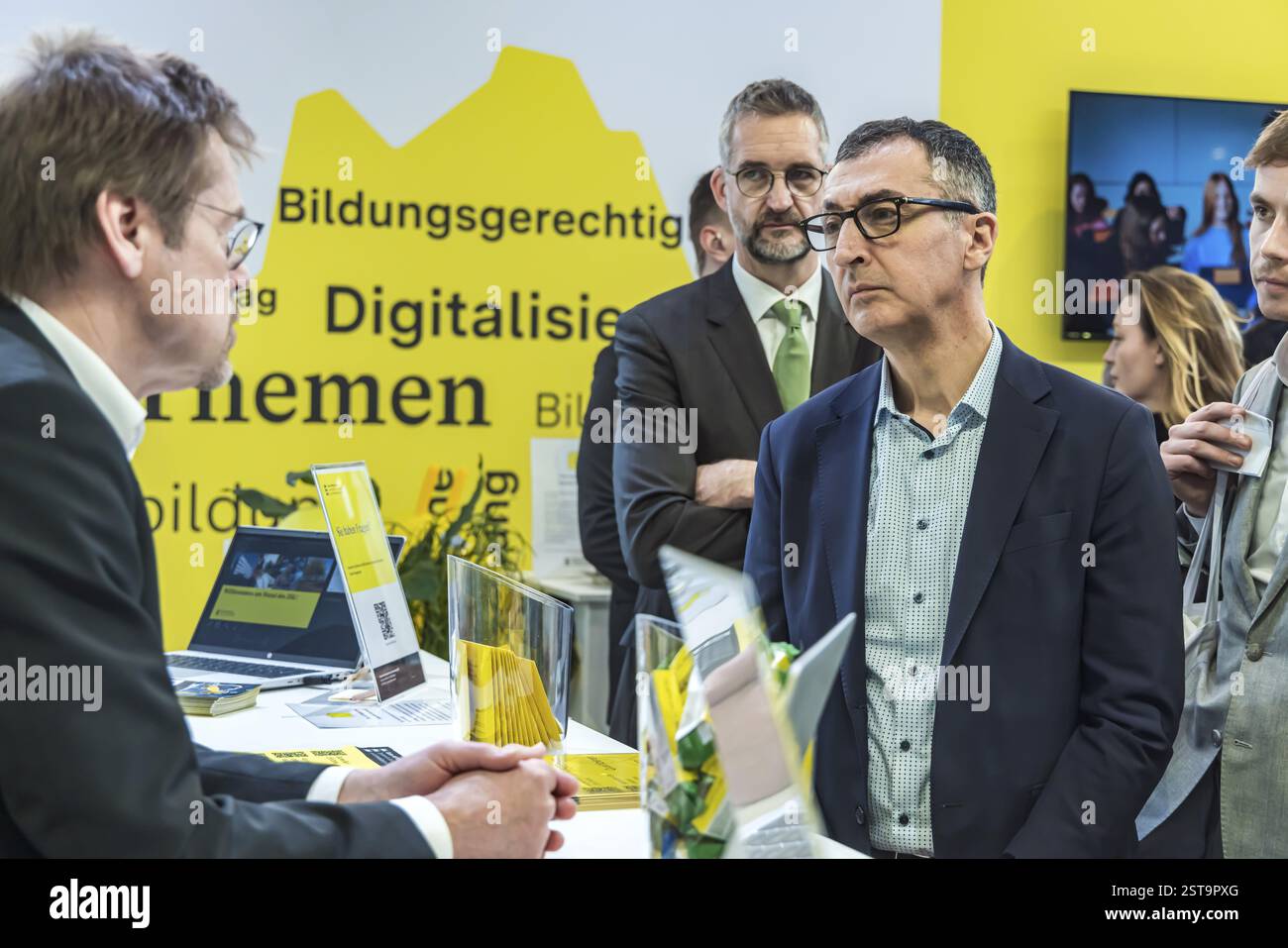 Il ministro dell'istruzione CEM Oezdemir visita la più grande fiera dell'istruzione d'Europa a Stoccarda, qui allo stand del Ministero dell'istruzione. Baden-Wuerttember Foto Stock