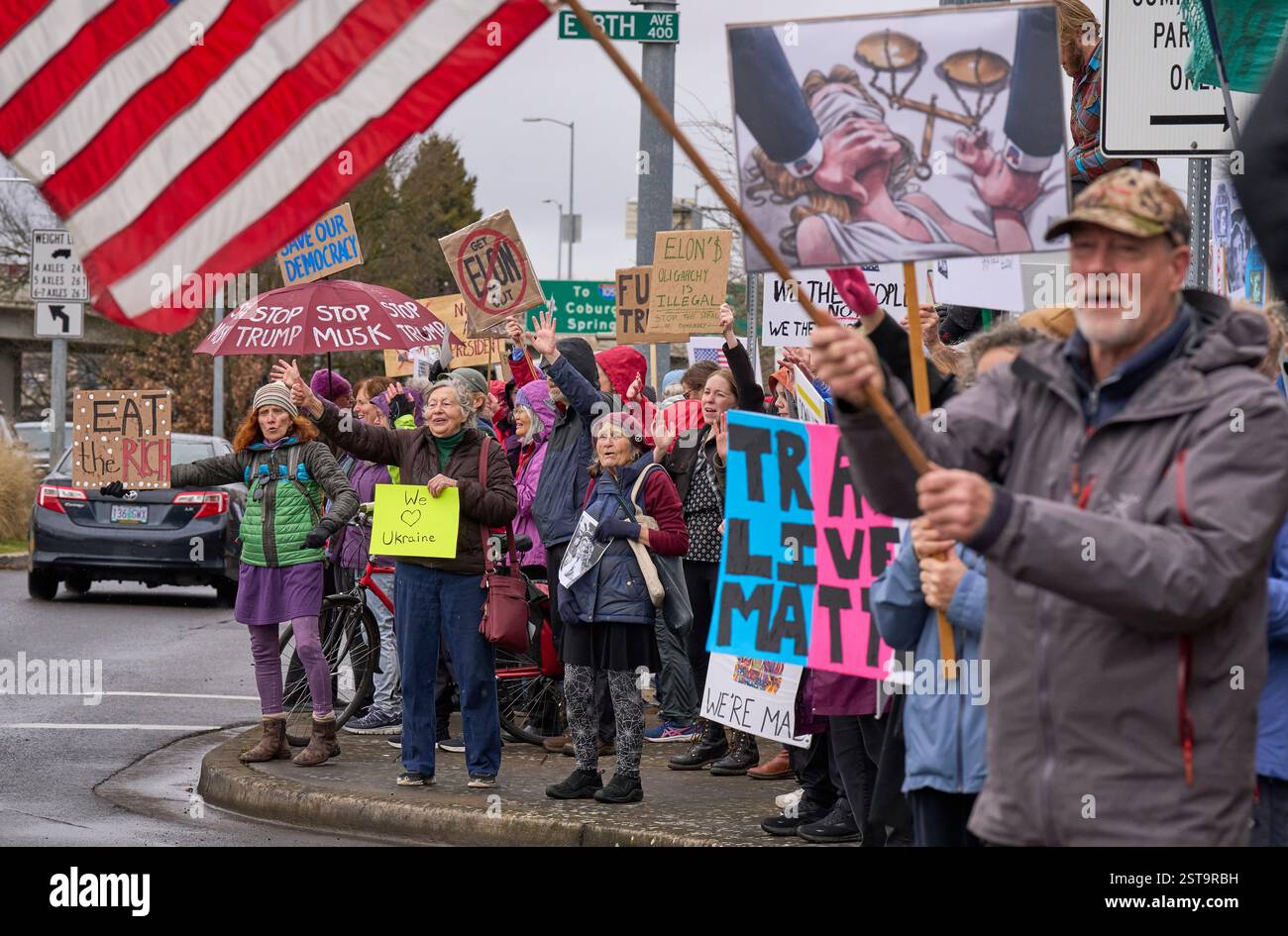 Manifestazione a favore della democrazia a Eugene, Oregon, USA, il giorno dei presidenti, 17 febbraio, 2025. Foto Stock