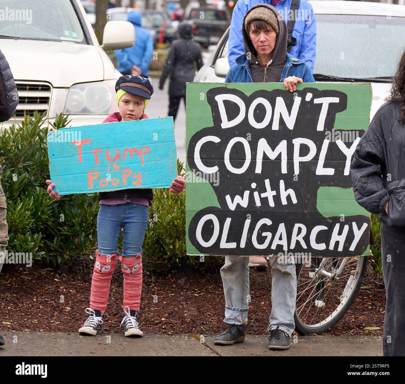 La gente ha dei segni in una manifestazione a favore della democrazia a Eugene, Oregon, USA, il giorno dei presidenti, 17 febbraio, 2025. Foto Stock