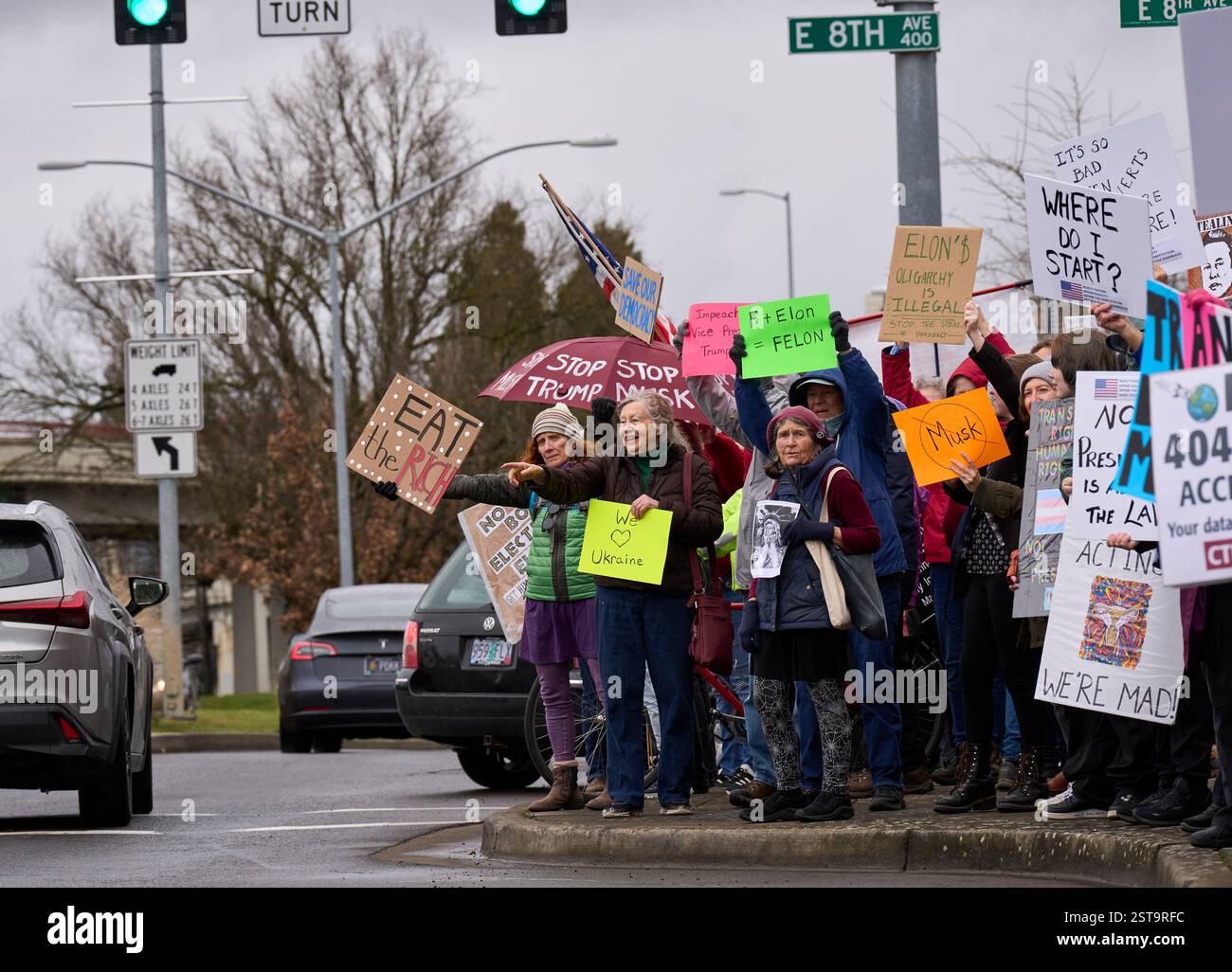 La gente ha dei segni in una manifestazione a favore della democrazia a Eugene, Oregon, USA, il giorno dei presidenti, 17 febbraio, 2025. Foto Stock