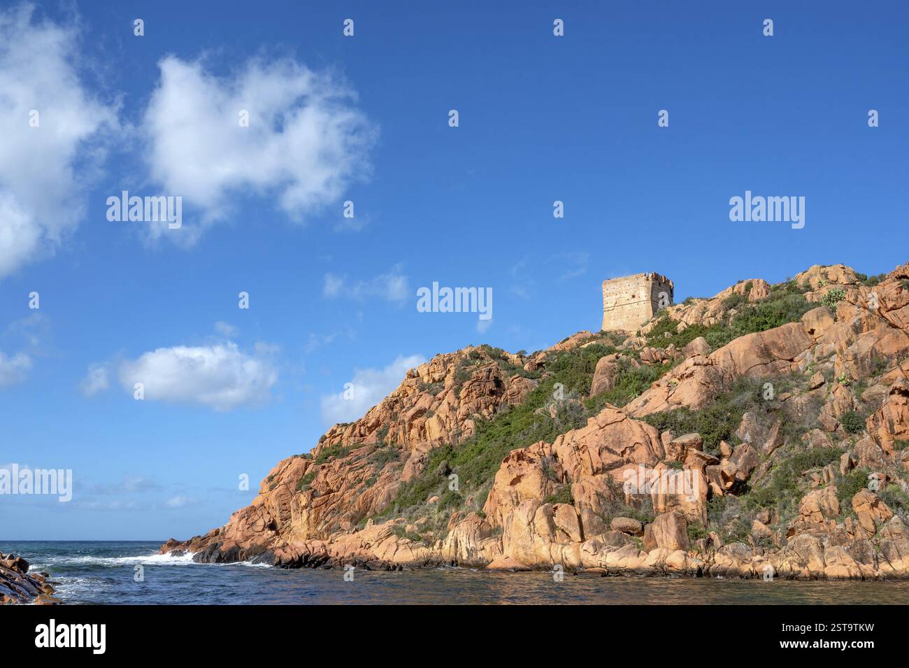 Vista dalla spiaggia delle rocce rosse e della Torre genovese (Tour Genoise de Porto) realizzata in pietra naturale alla foce del fiume Porto vicino a Porto-M. Foto Stock