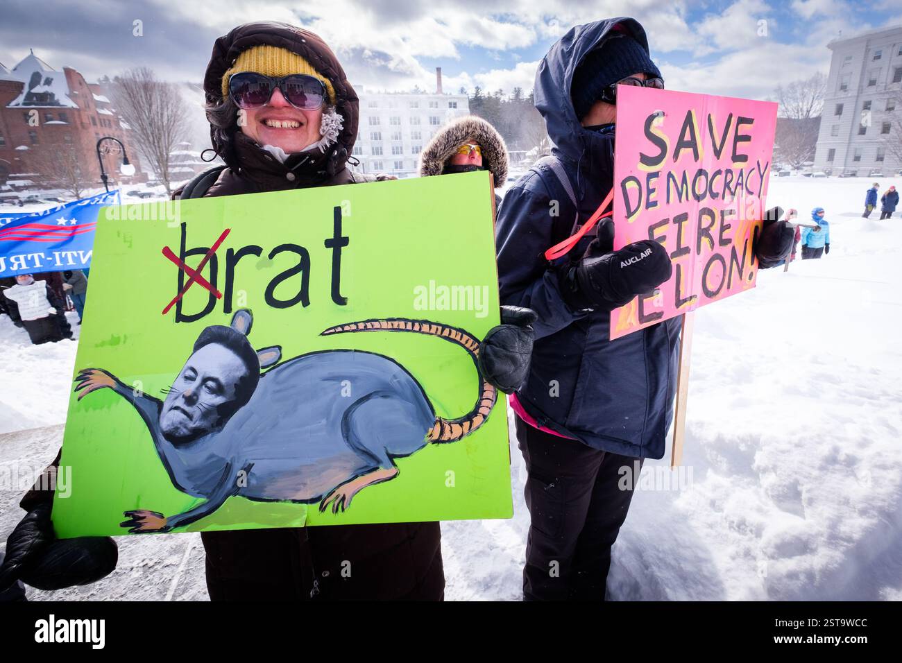 I manifestanti protestano contro le politiche dell'amministrazione Trump durante la versione Vermont della protesta per il giorno dei presidenti dei 50 Stati il 17 febbraio 2025, alla Vermont State House di Montpelier, Vermont, Stati Uniti. Foto Stock