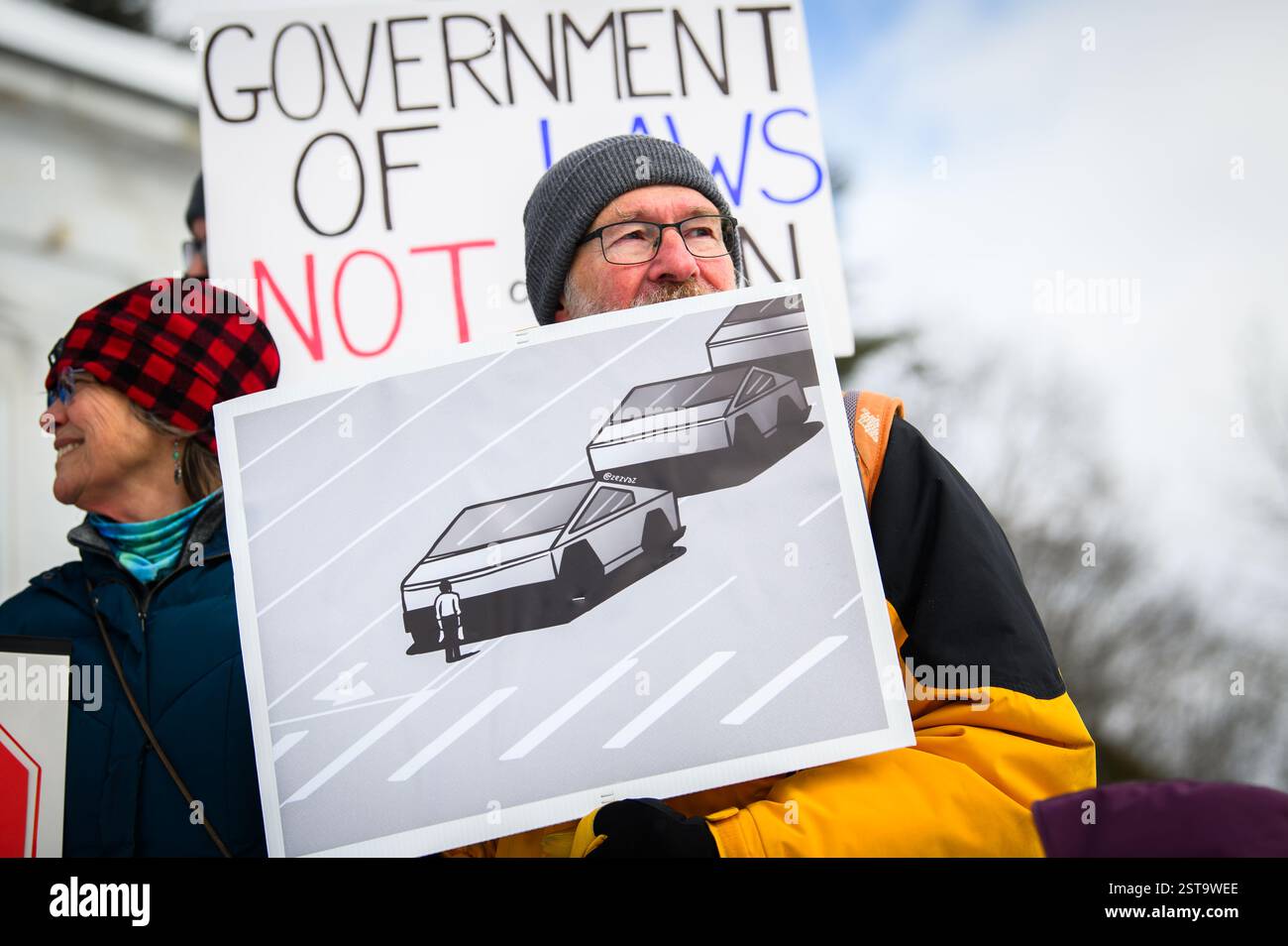 I manifestanti protestano contro le politiche dell'amministrazione Trump durante la versione Vermont della protesta per il giorno dei presidenti dei 50 Stati il 17 febbraio 2025, alla Vermont State House di Montpelier, Vermont, Stati Uniti. Foto Stock