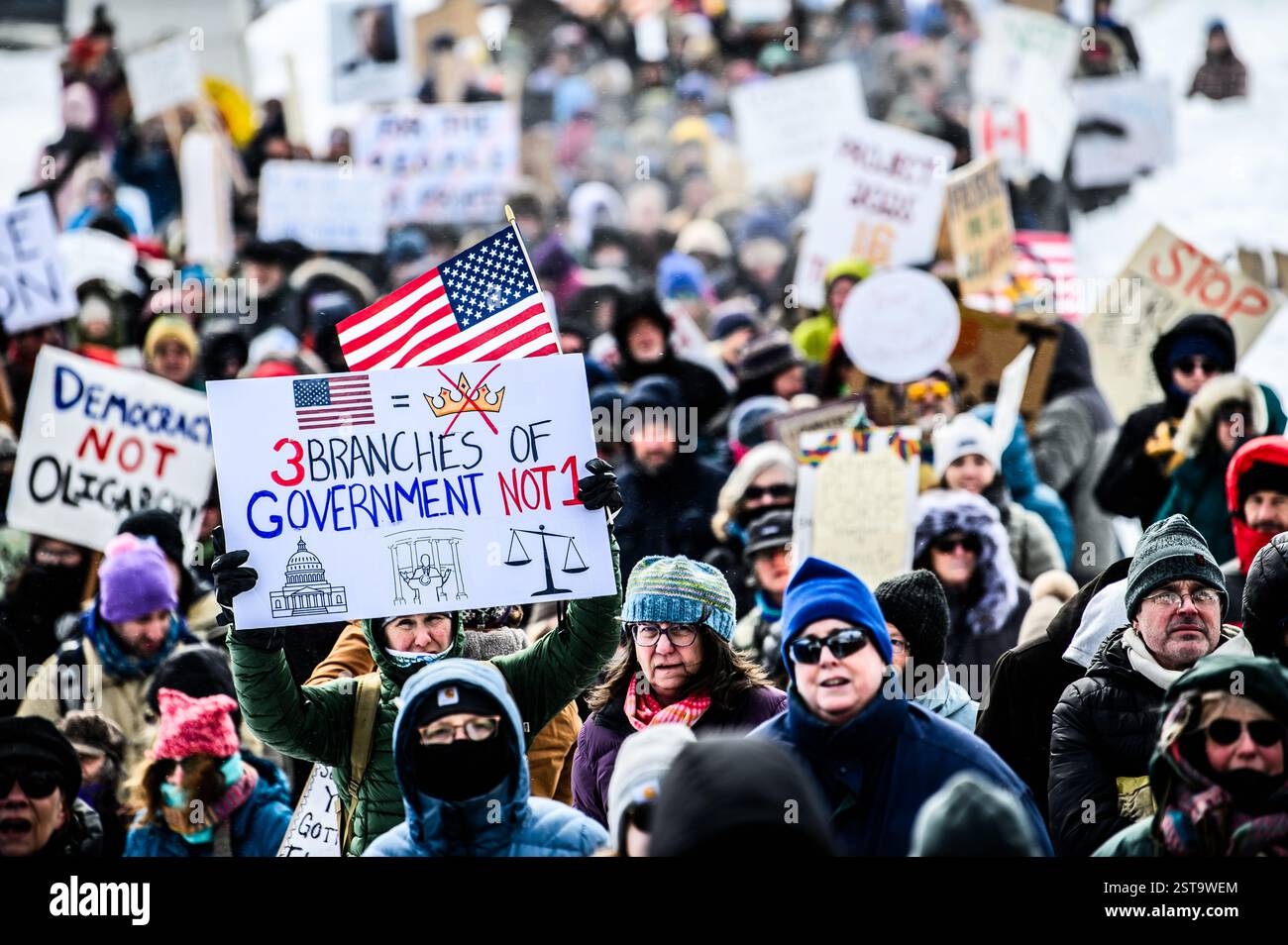 I manifestanti protestano contro le politiche dell'amministrazione Trump durante la versione Vermont della protesta per il giorno dei presidenti dei 50 Stati il 17 febbraio 2025, alla Vermont State House di Montpelier, Vermont, Stati Uniti. Foto Stock