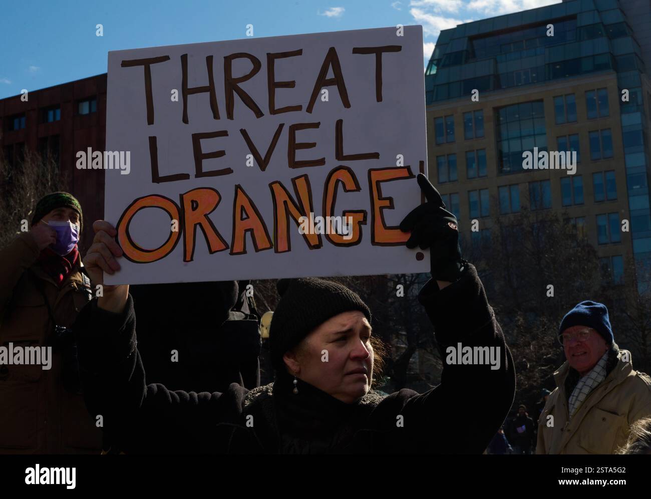 New York, New York, Stati Uniti. 17 febbraio 2025. Un manifestante ha un segno che recita: "Threat Level Orange" tra una folla di migliaia di persone riunite al Washington Square Park il giorno dei Presidenti per una protesta nazionale non My Kings Day per esprimere il comune oltraggio per l'alleato e il presidente Donald Trump, la serie di azioni illegali e incostituzionali compiute da Elon Musk nelle ultime tre settimane, dalla cancellazione dell'asilo per i migranti alle schiere di sicurezza personale di cittadini americani e al licenziamento illegale di migliaia di dipendenti federali. (Credit Image: © Edna Leshowitz/ZUMA Press Wire) USO EDITORIALE Foto Stock