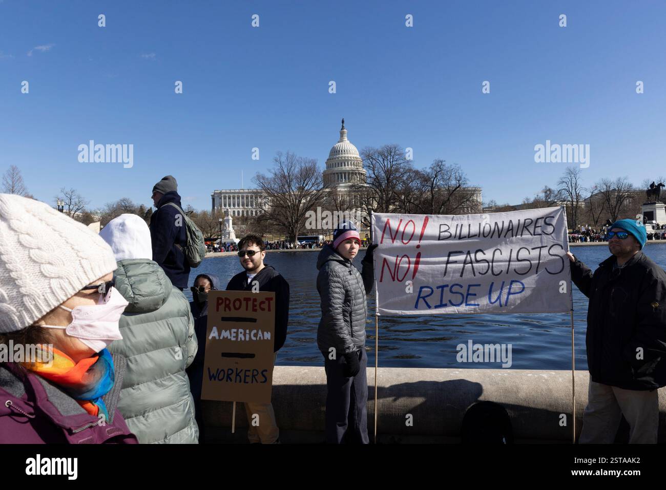 I manifestanti si riuniscono durante la manifestazione contro l'amministrazione Donald Trump durante le proteste del "Not My President's Day" al Capitol Reflecting Pool il 17 febbraio 2025 a Washington, DC, USA. Protestano anche contro il Project 2025 e il CEO di Tesla e SpaceX Elon Musk. Le proteste si tengono in città in tutta la nazione il giorno dei presidenti. Foto Stock