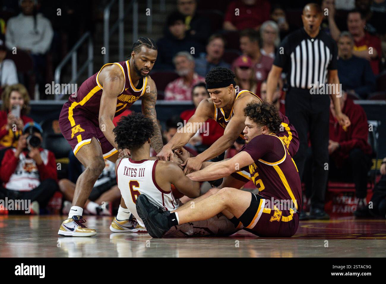 Durante una partita di basket maschile NCAA, sabato 15 febbraio 2025, al Galen Center di Los Angeles, CA. I Golden Gophers hanno sconfitto i Trojans 69- Foto Stock