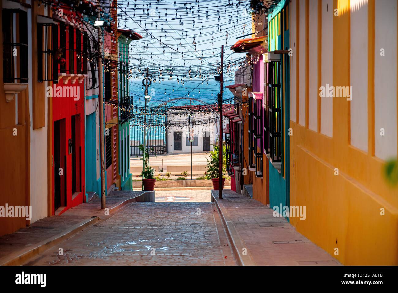 Stretta strada del villaggio costiero la Guaira con case colorate e mare sullo sfondo. Venezuela, America Latina. Foto Stock