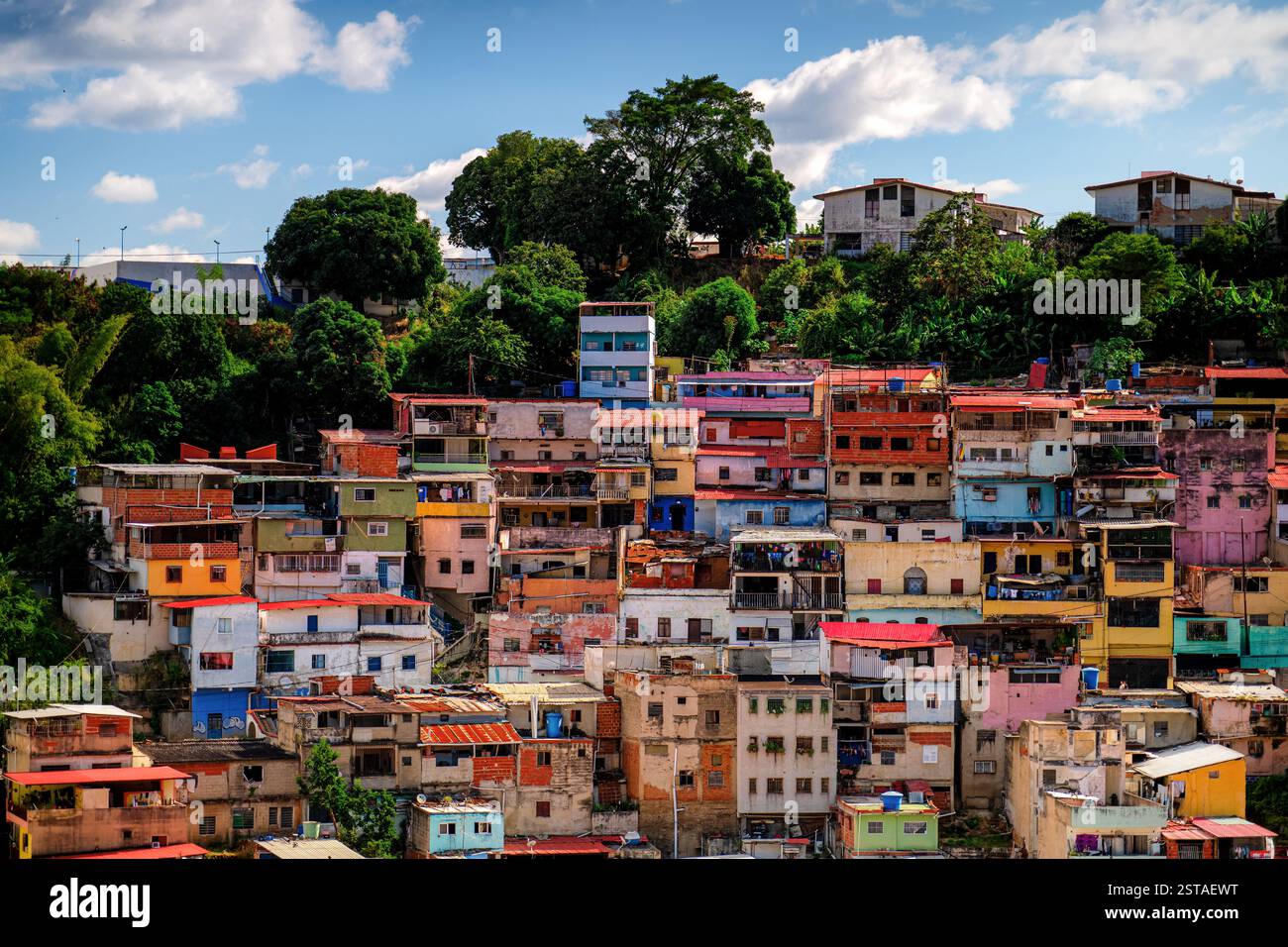 Barrios, baraccopoli di sulla collina, Caracas, Venezuela. Quartieri poveri del Sud America. Foto Stock