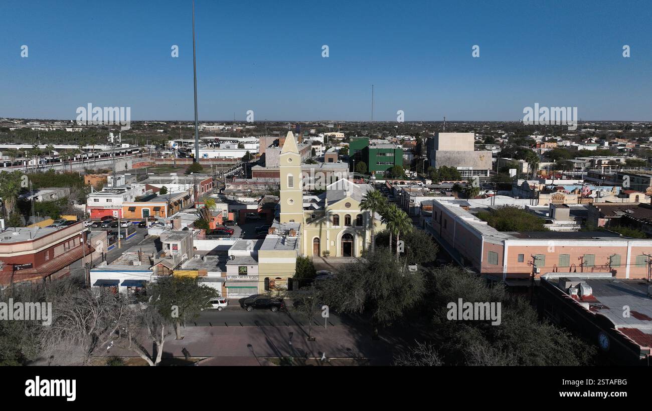 Città del Messico. 16 febbraio 2025. Questa foto aerea scattata il 16 febbraio 2025 mostra una vista del centro della città di Nuevo Laredo, Tamaulipas, Messico. Il Messico e gli Stati Uniti condividono un confine di oltre 3.100 chilometri, con la sezione orientale principalmente definita dal fiume Rio grande. Crediti: Li Mengxin/Xinhua/Alamy Live News Foto Stock