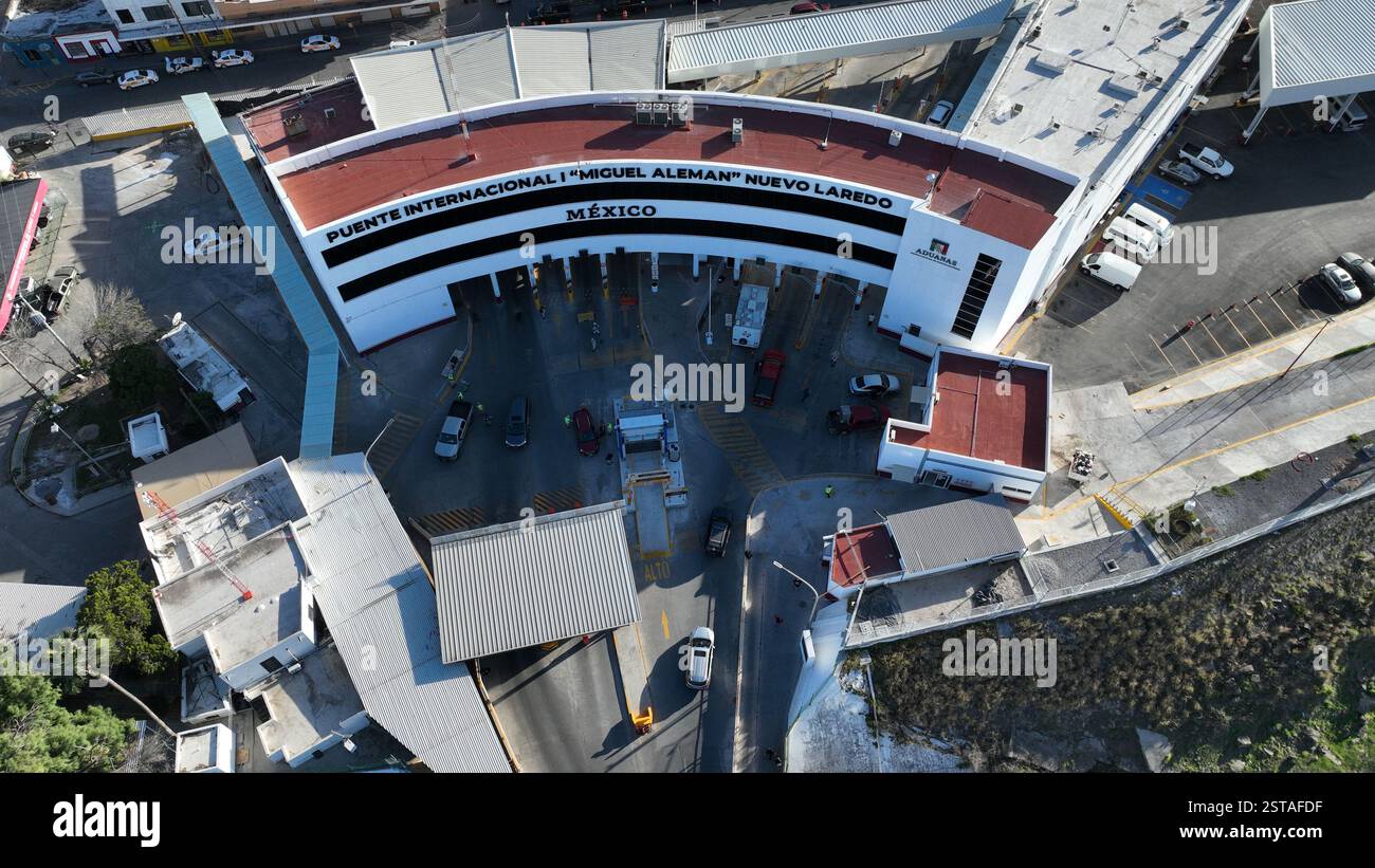 Città del Messico. 16 febbraio 2025. Questa foto aerea scattata il 16 febbraio 2025 mostra un posto di blocco a Nuevo Laredo, Tamaulipas, Messico. Il Messico e gli Stati Uniti condividono un confine di oltre 3.100 chilometri, con la sezione orientale principalmente definita dal fiume Rio grande. Crediti: Li Mengxin/Xinhua/Alamy Live News Foto Stock