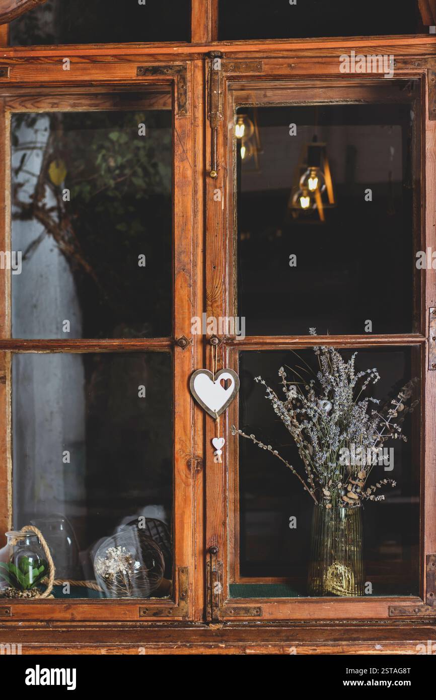 Vecchia finestra rustica in legno con disposizione elegante e romantica Foto Stock