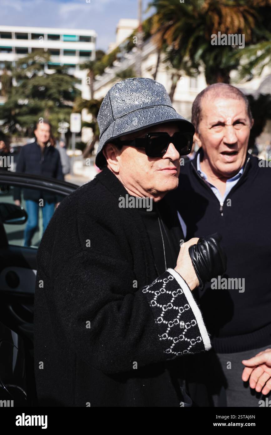 Sanremo, Italia. 13 febbraio 2025. Cristiano Malgioglio arriva al camion radio RTL 102,5 di Sanremo, in Italia, il 13 febbraio 2025 (foto di Alessandro Bremec/NurPhoto). Crediti: NurPhoto SRL/Alamy Live News Foto Stock