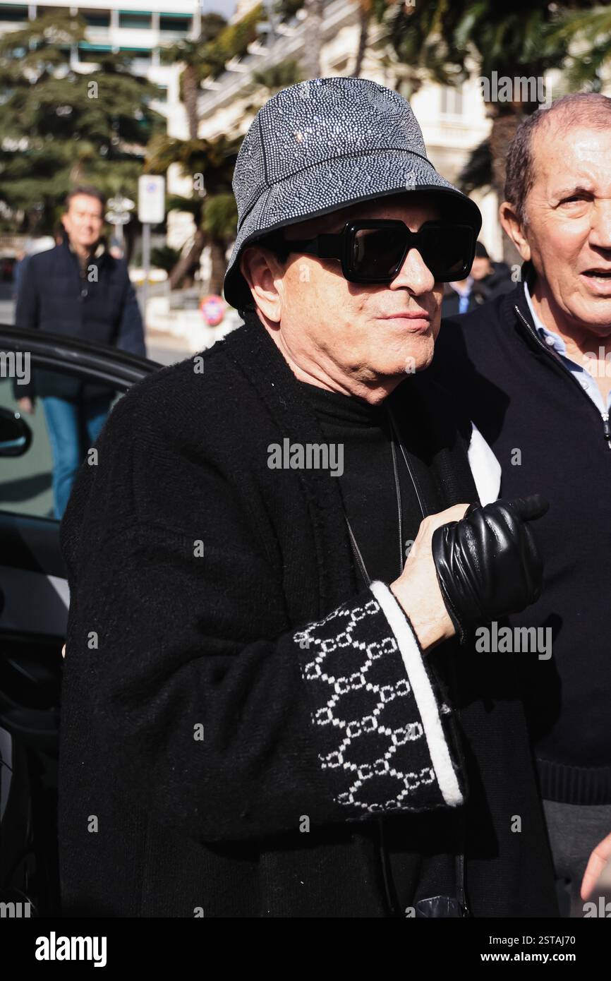 Sanremo, Italia. 13 febbraio 2025. Cristiano Malgioglio arriva al camion radio RTL 102,5 di Sanremo, in Italia, il 13 febbraio 2025 (foto di Alessandro Bremec/NurPhoto). Crediti: NurPhoto SRL/Alamy Live News Foto Stock