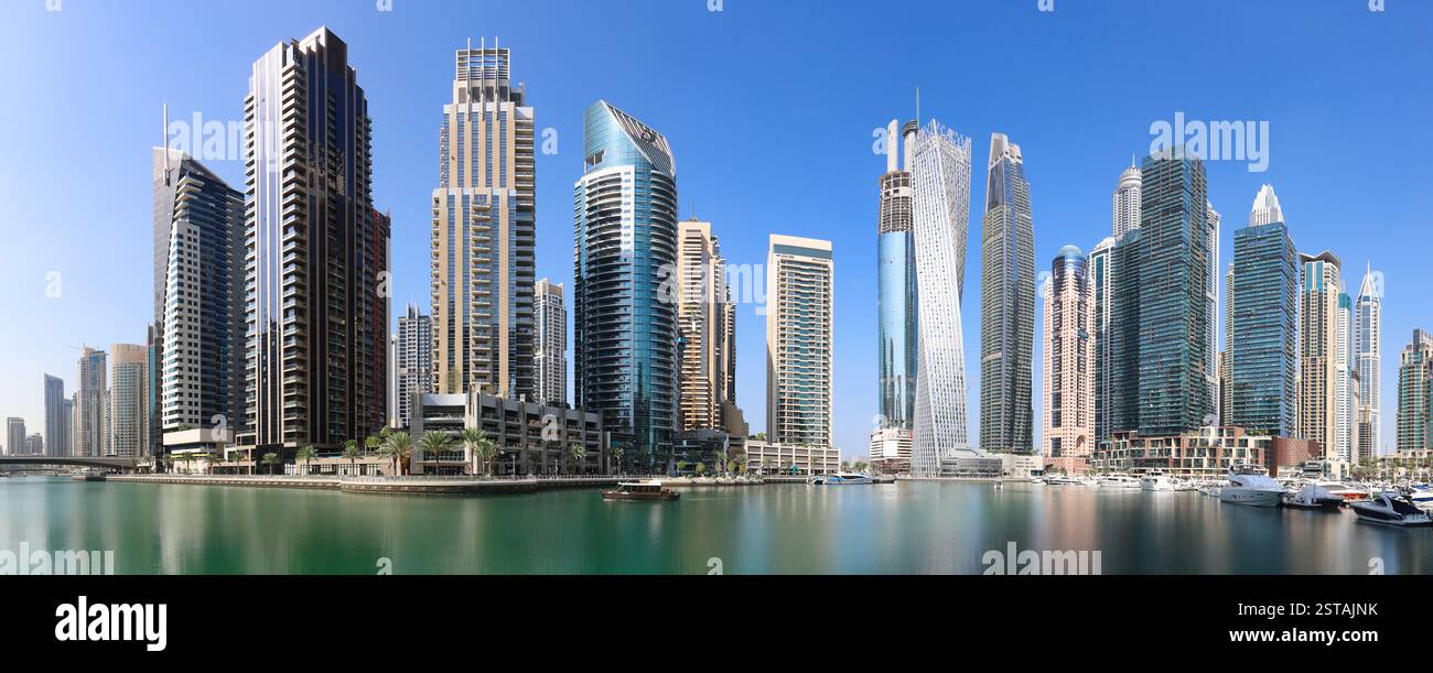 Dubai Marina di giorno con barca e cielo blu, Emirati Arabi Uniti Foto Stock