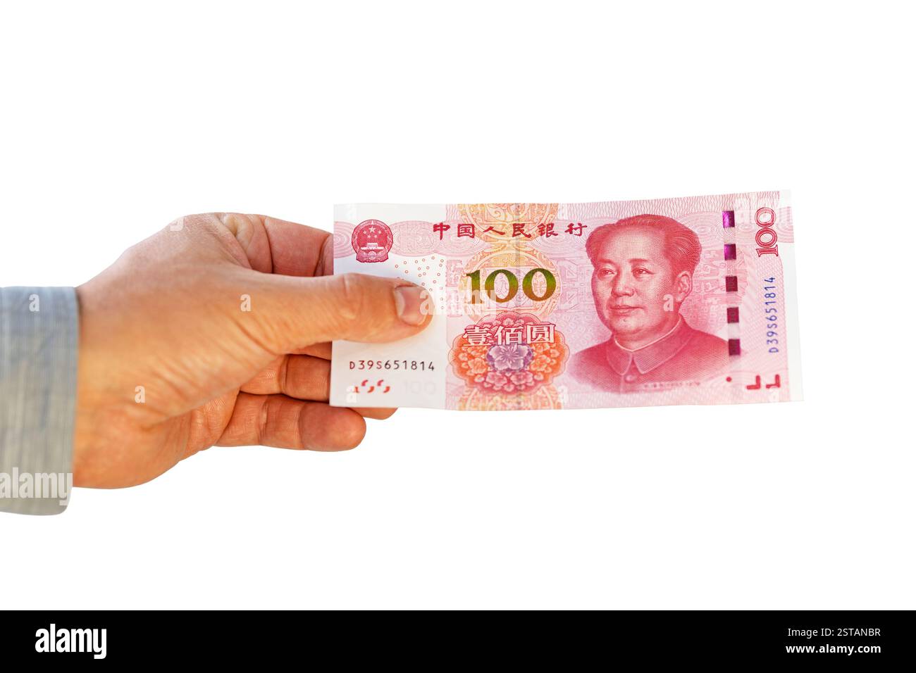 La mano di un uomo d'affari indossa una tuta che tiene il ventilatore del denaro renminbi isolato su sfondo bianco. Foto Stock
