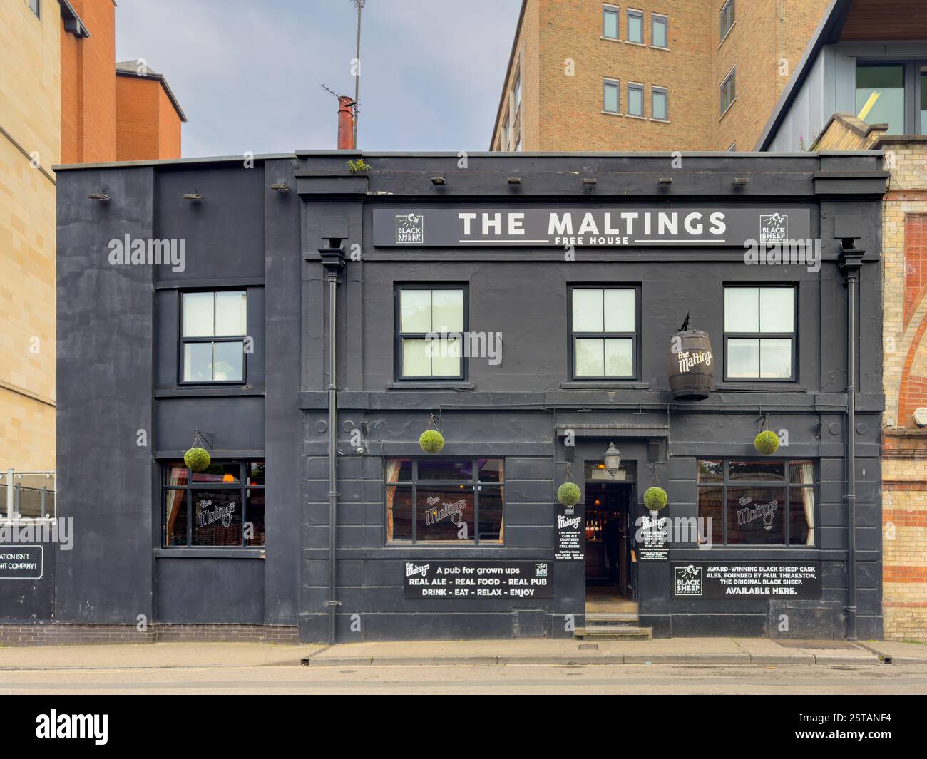 L'esterno di Stark dell'ora definitivamente chiuso il pub Maltings Free House a Tanner Row, York. REGNO UNITO Foto Stock