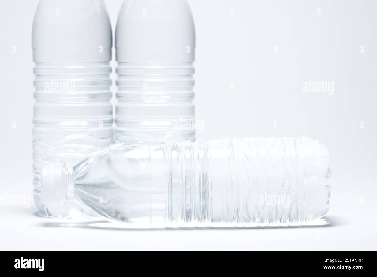 Immagini astratte dei flaconi d'acqua su sfondo bianco graduato. Foto Stock