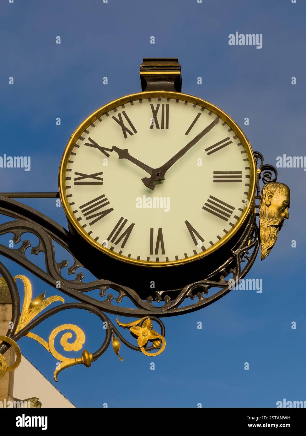 Orologio a St Martin le Grand, Coney Street a York visto contro un cielo blu. Foto Stock