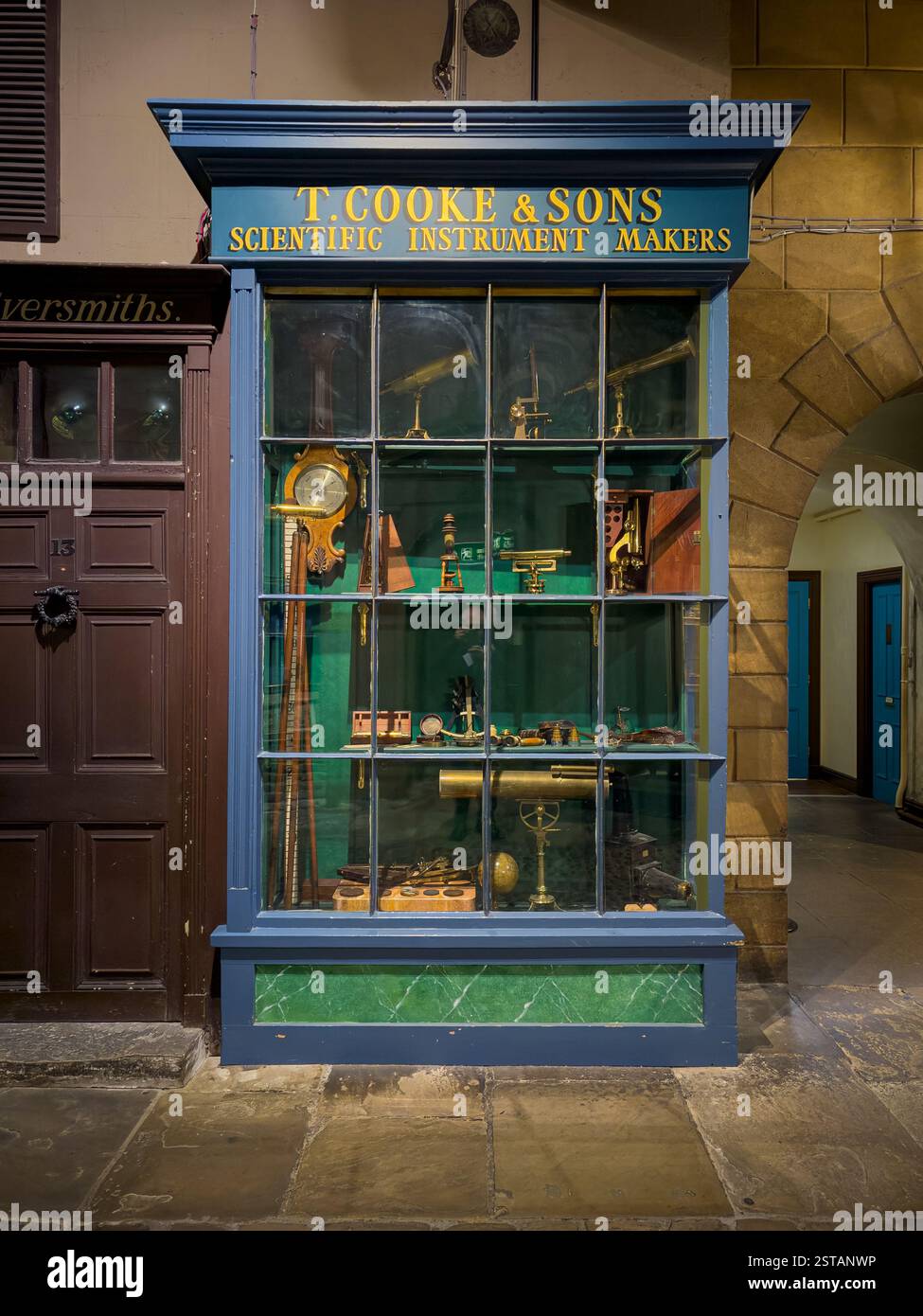 T Cooke & Sons Scientific Instrument Makers si trova sulla strada vittoriana ricostruita, Kirkgate, nel Castle Museum di York. REGNO UNITO Foto Stock