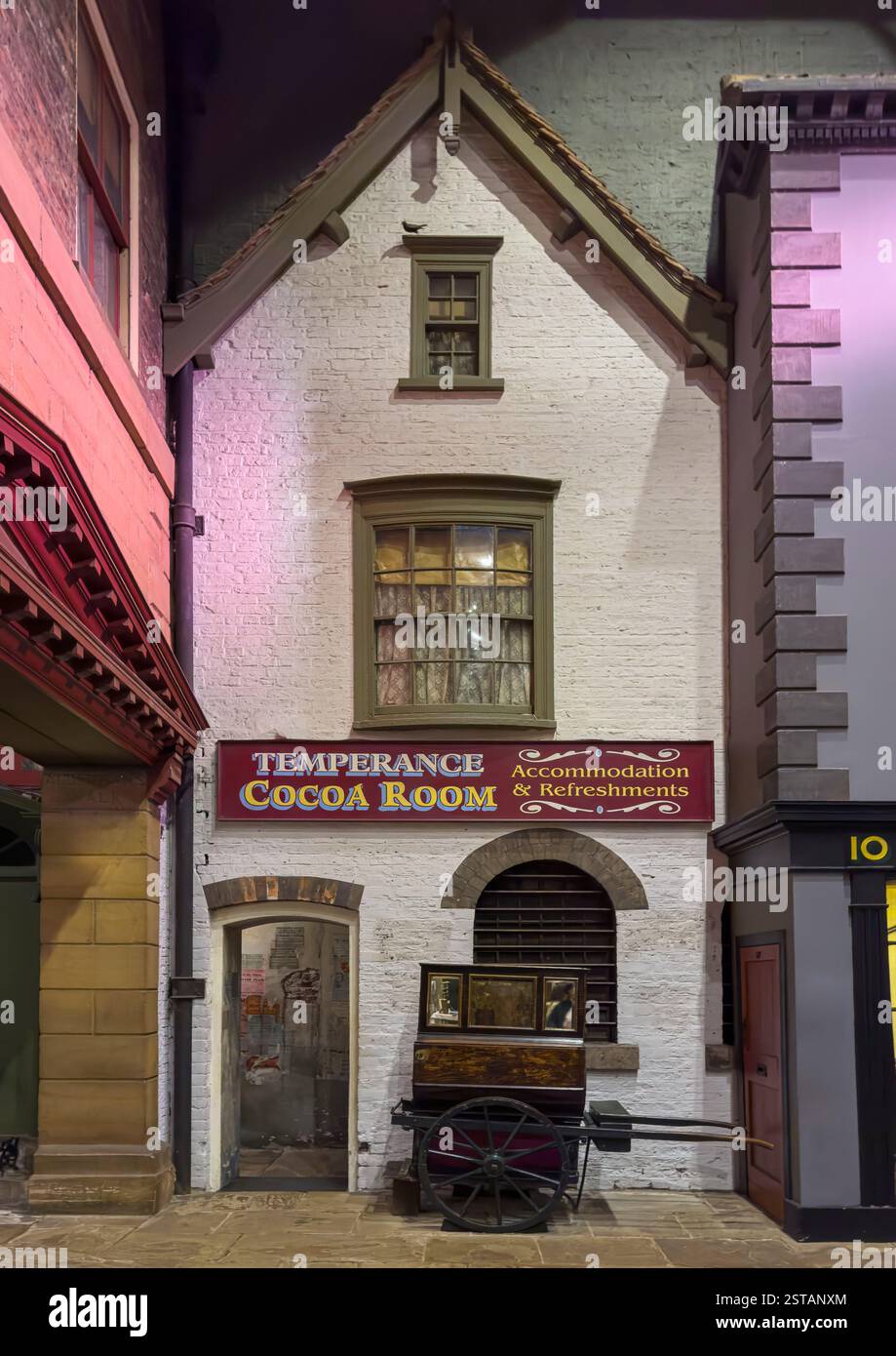 Esterno della Temperance Cocoa Room sulla ricostruita strada vittoriana, Kirkgate, nel Museo del Castello di York. REGNO UNITO Foto Stock