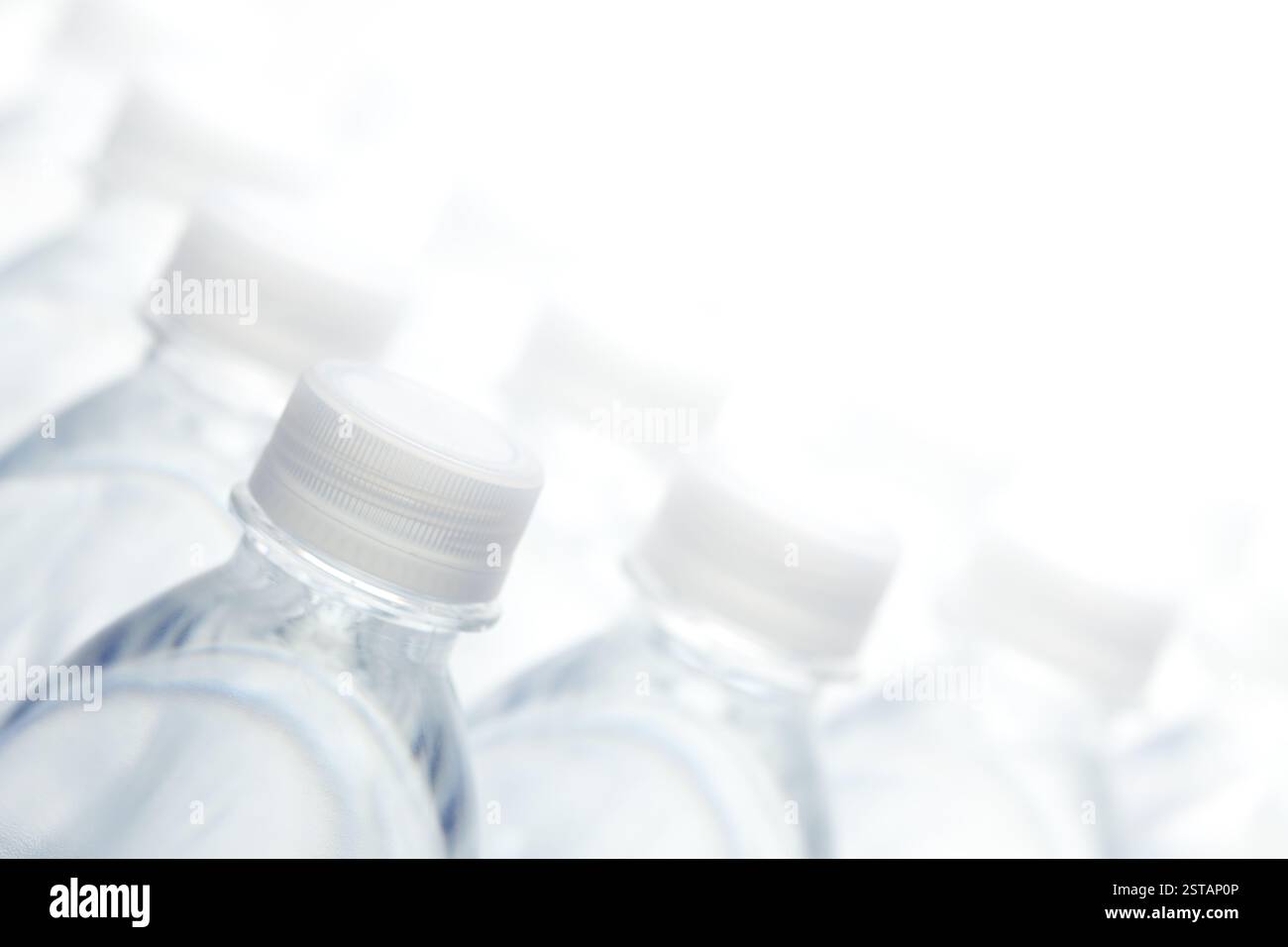 Immagini astratte dei flaconi d'acqua su sfondo bianco graduato. Foto Stock