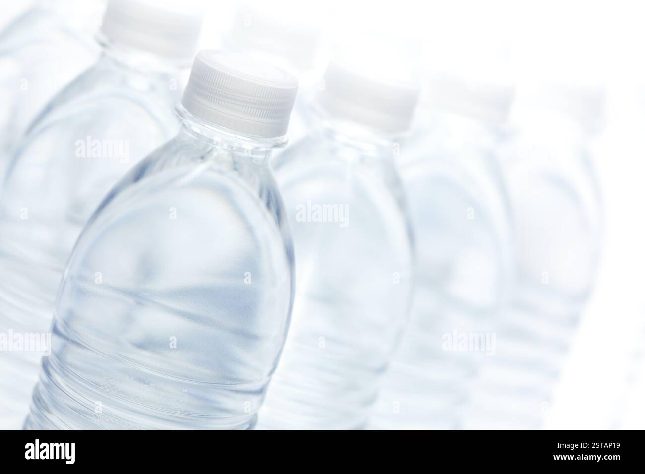 Immagini astratte dei flaconi d'acqua su sfondo bianco graduato. Foto Stock