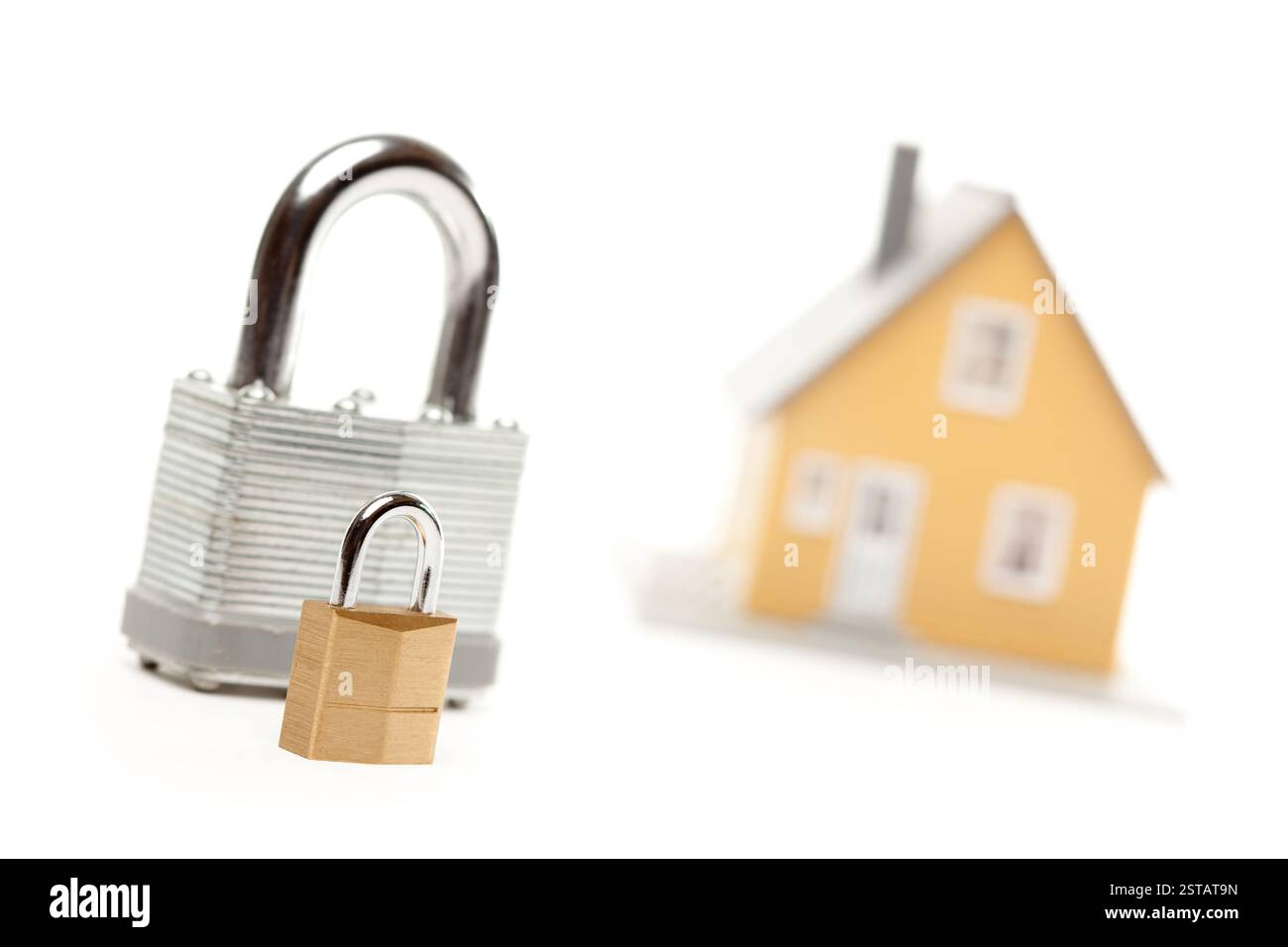 Grandi e piccoli si blocca e casa isolata su uno sfondo bianco. Foto Stock