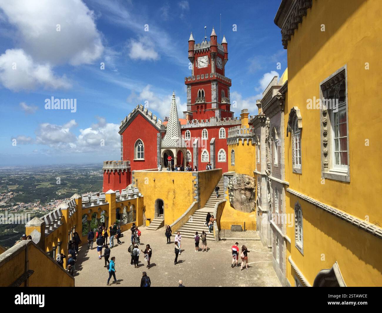 Palácio da pena. Castello da favola dai colori vivaci arroccato sulla cima di una collina a Sintra, Portogallo. Popolare destinazione turistica con viste mozzafiato. Simbolo di Ro Foto Stock