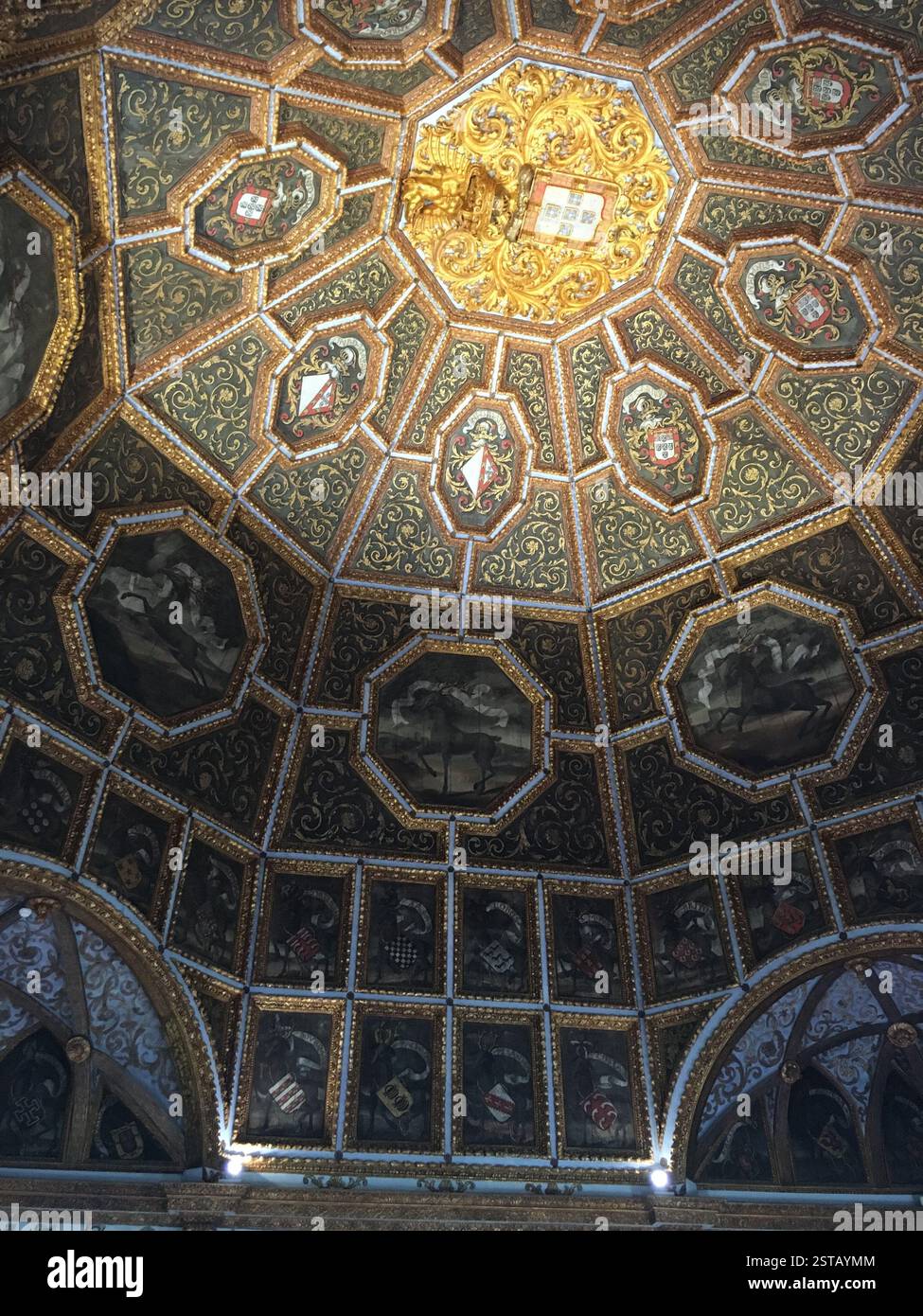 Soffitto. Pannelli ornati in oro e legno scuro con dettagli intricati e scene religiose. Sintra, Portogallo. Simbolo di ricchezza e potere. Rappresentazione di Foto Stock