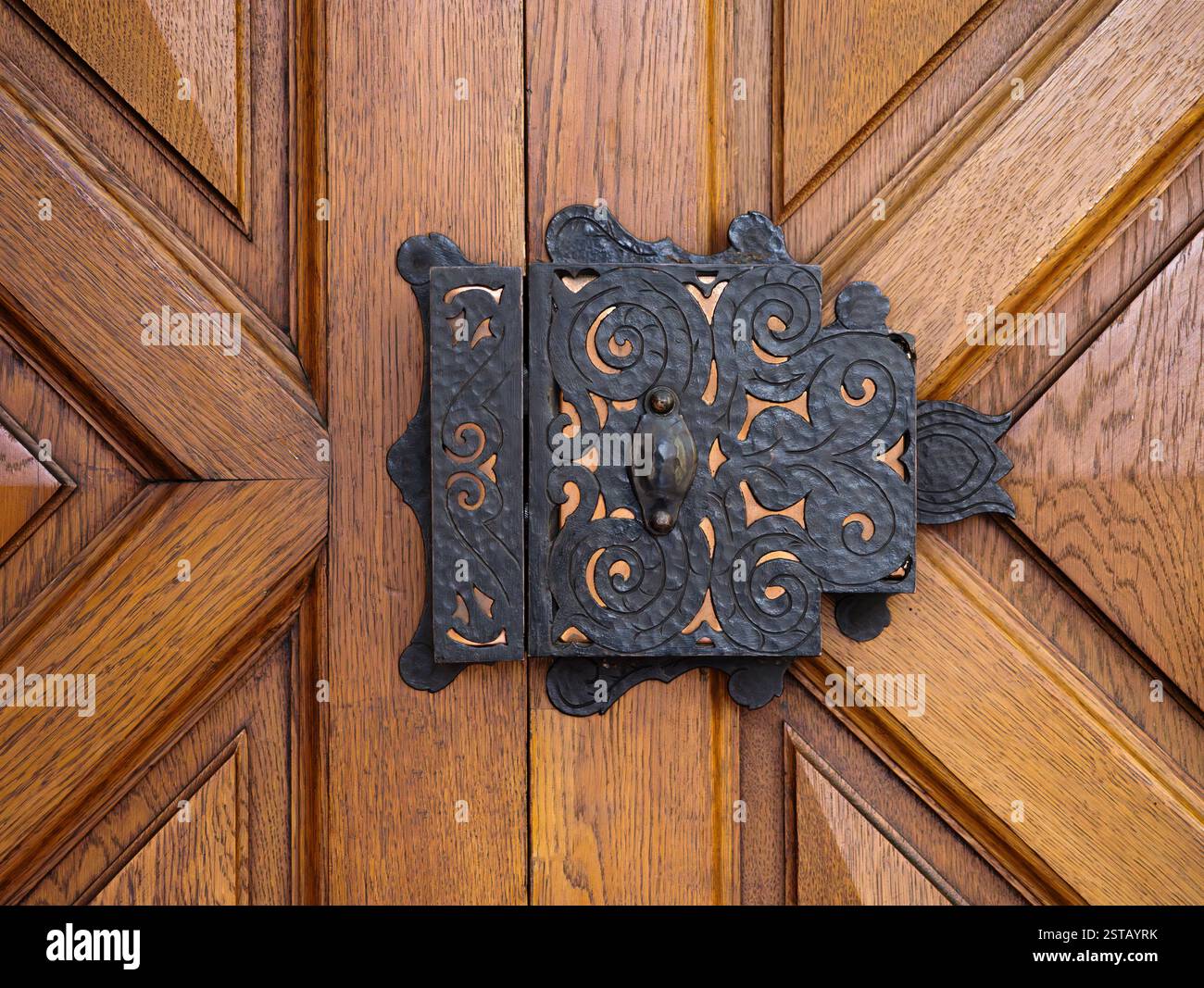 vecchia serratura di metallo su una porta di legno Foto Stock