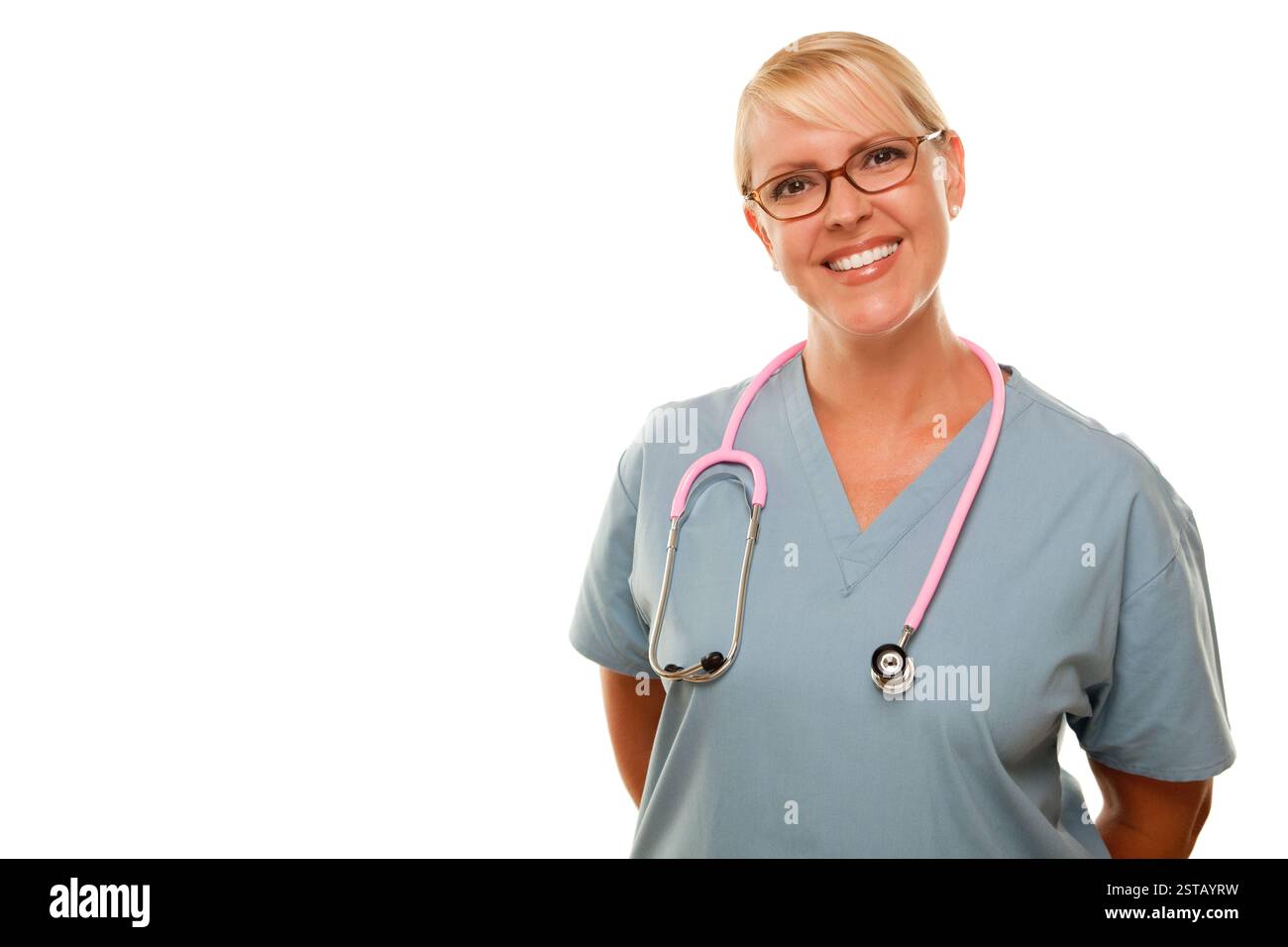 Amichevole bionda femmina medico isolato su uno sfondo bianco. Foto Stock