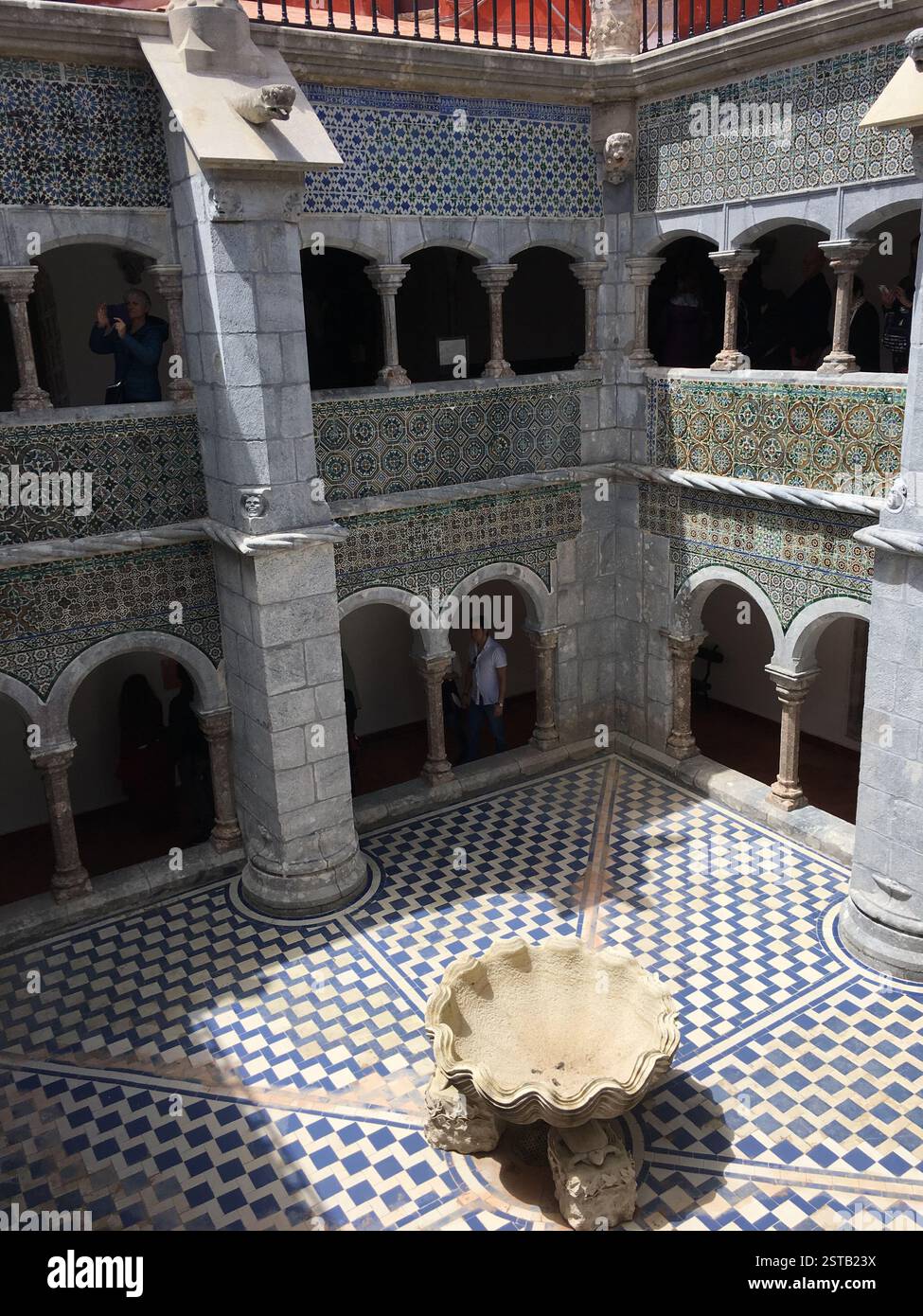 Cortile nel Palácio da pena, Sintra, Portogallo. Dettagli architettonici elaborati e lavorazioni complesse. Un simbolo dell'influenza moresca in Portogallo, l'amico Foto Stock