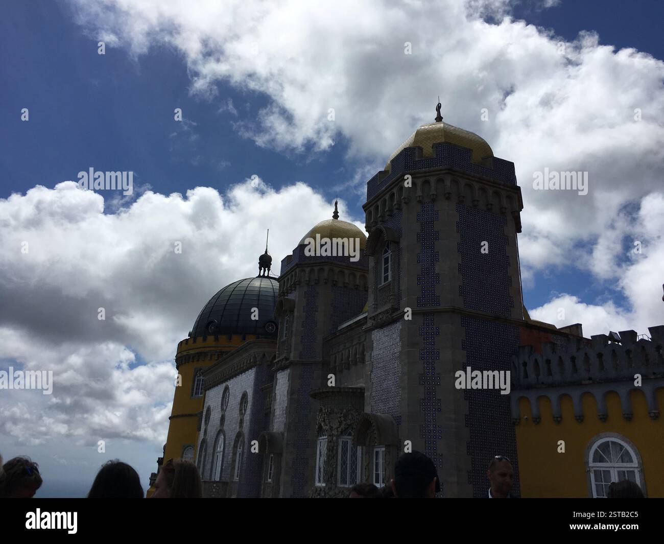 Il Palácio da pena, un esterno vibrante con cupole e torri ornate. Una meraviglia architettonica che mostra diversi stili, tra cui influenze moresche e gotiche Foto Stock
